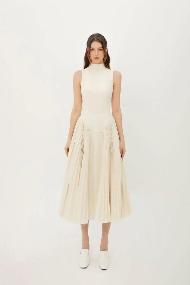 Collection de robes élégantes présentant une robe midi blanche avec des plis et un design minimaliste