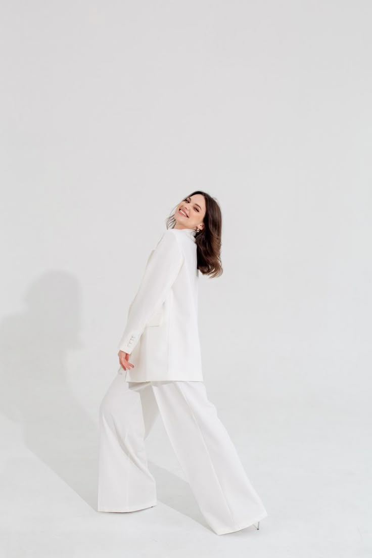 Ensembles femme élégants avec une blouse blanche et un pantalon ample pour un look stylé