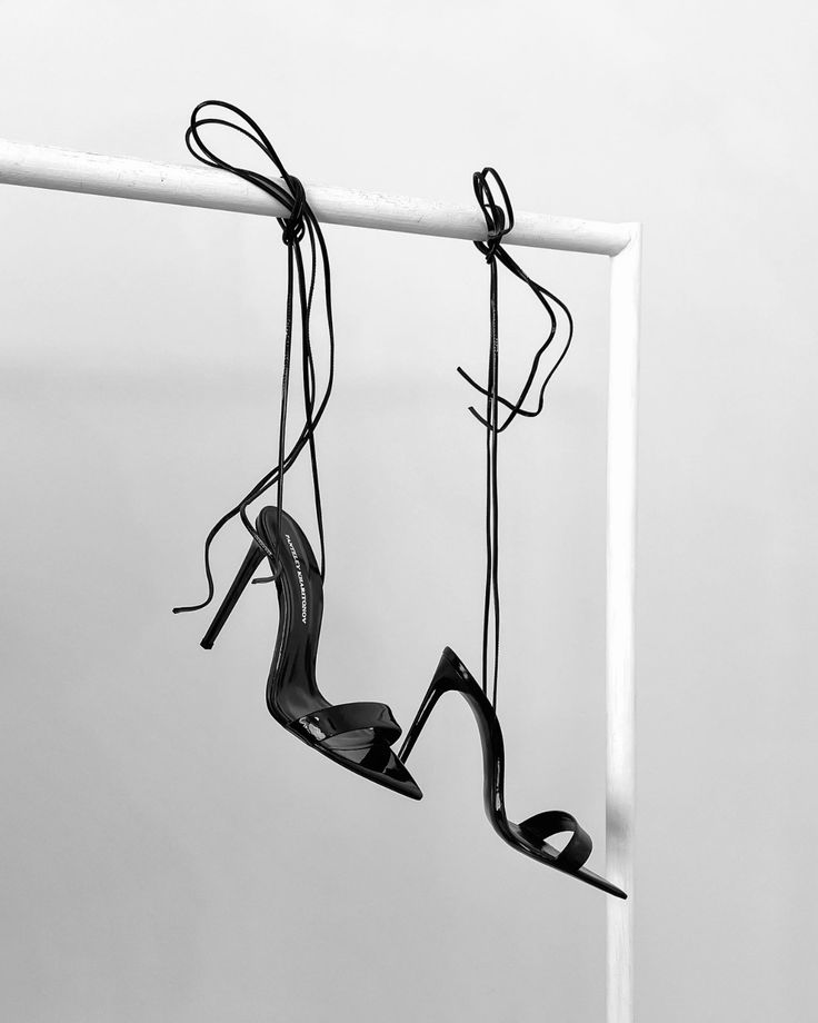 Chaussures femme élégantes suspendues avec des lacets noirs et un design moderne