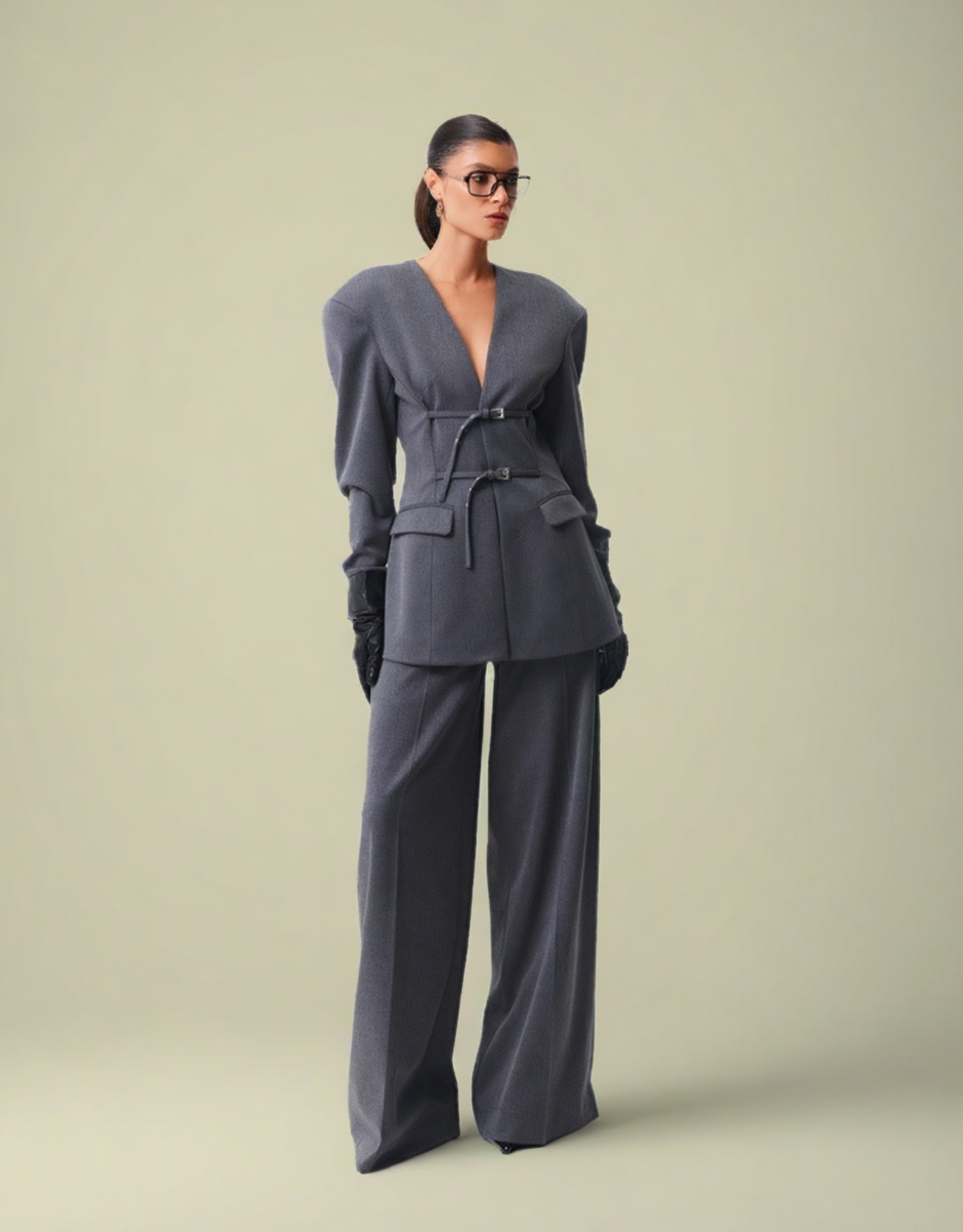 Blazer femme manches longues et pantalon large en gris élégant pour un look sophistiqué