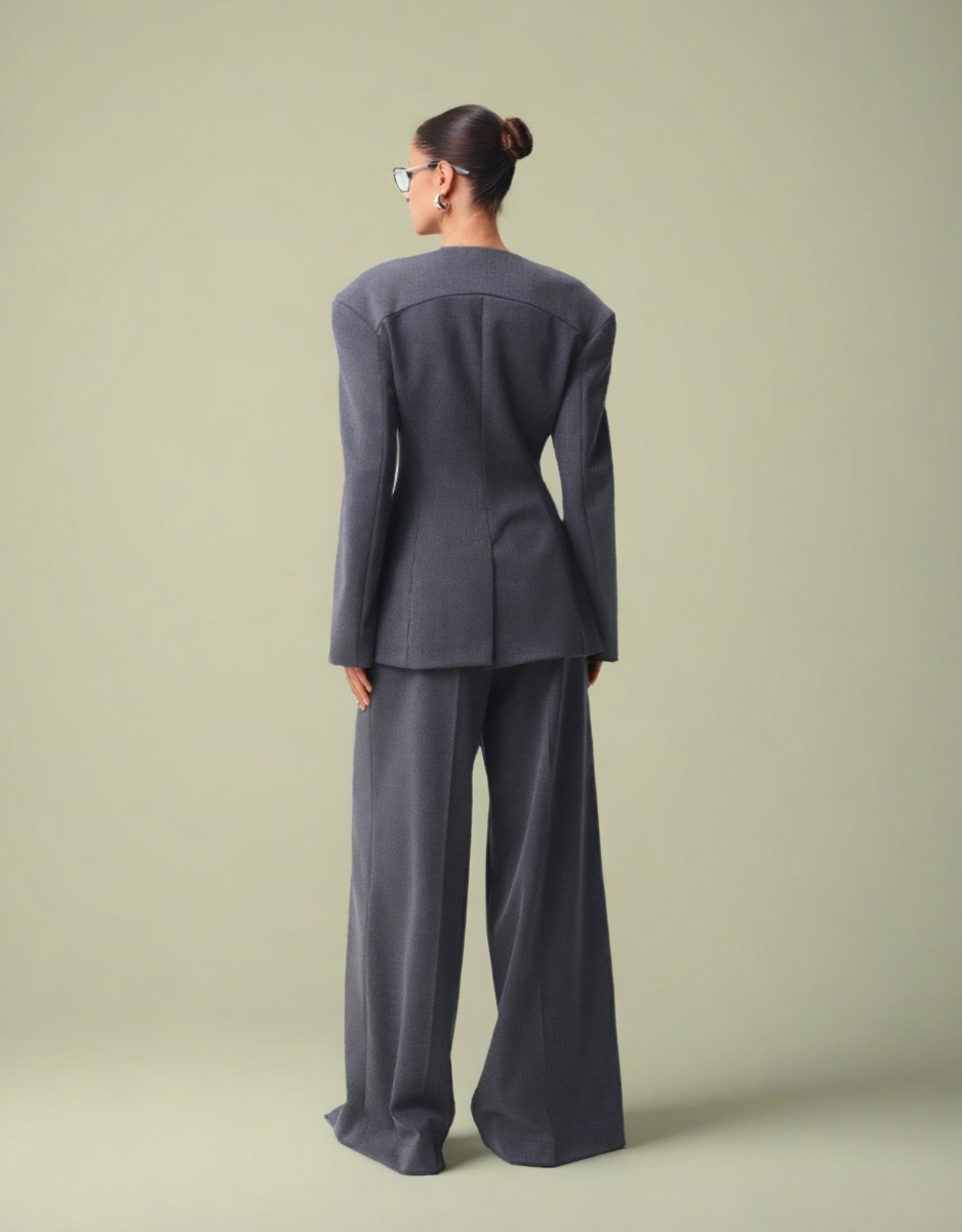 Blazer femme manches longues et pantalon large en gris foncé, vue arrière, élégance moderne