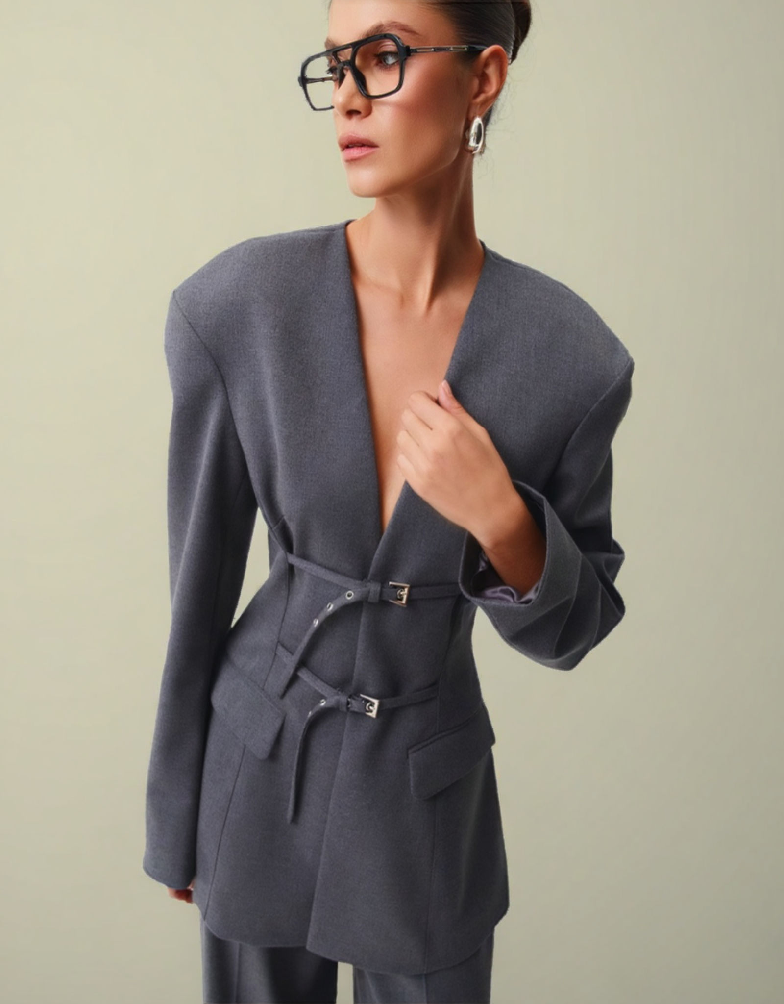 Blazer femme manches longues et pantalon large en gris avec une coupe moderne élégante