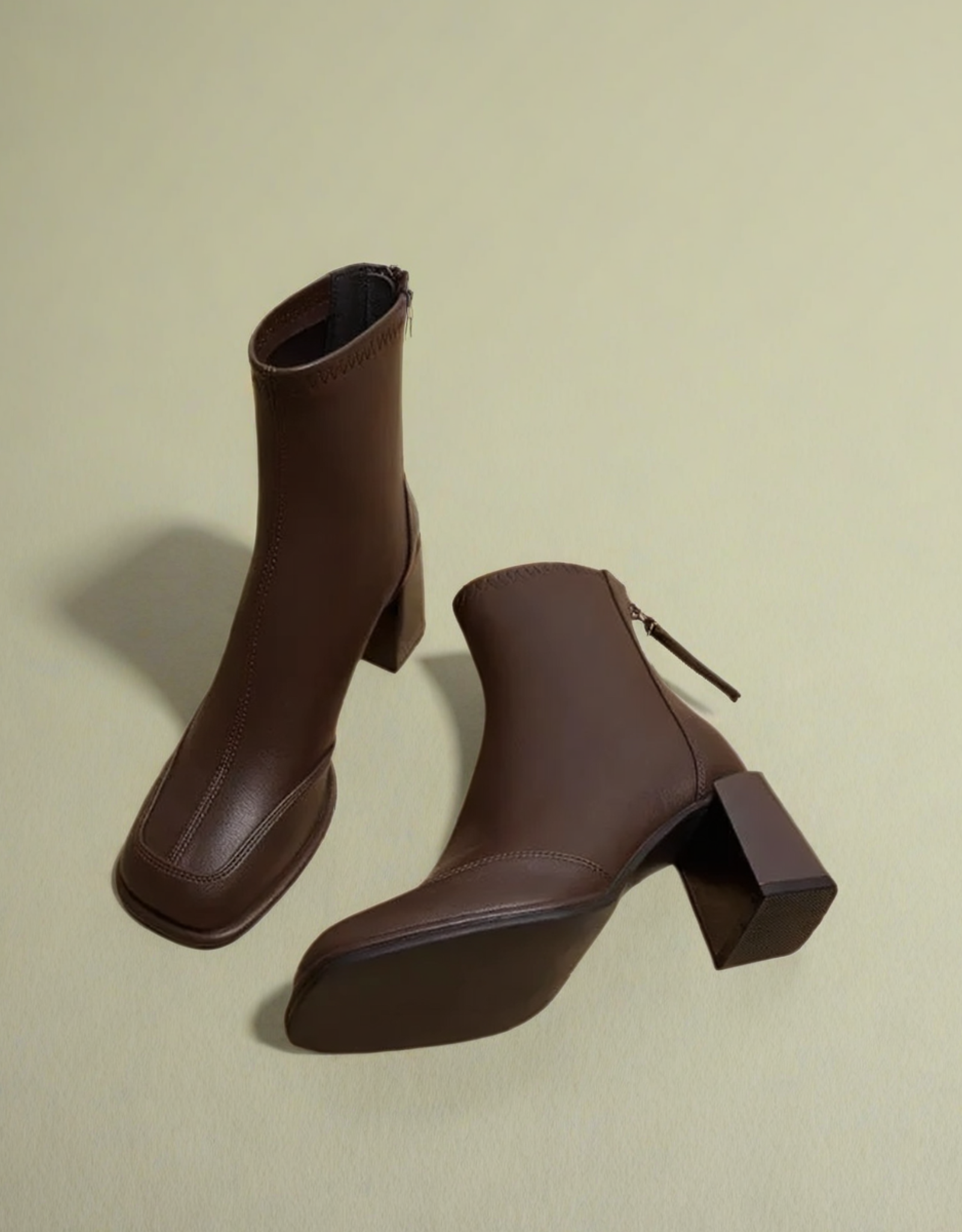 Bottes femme rétro cuir noir avec un design distinctif et un talon carré confortable