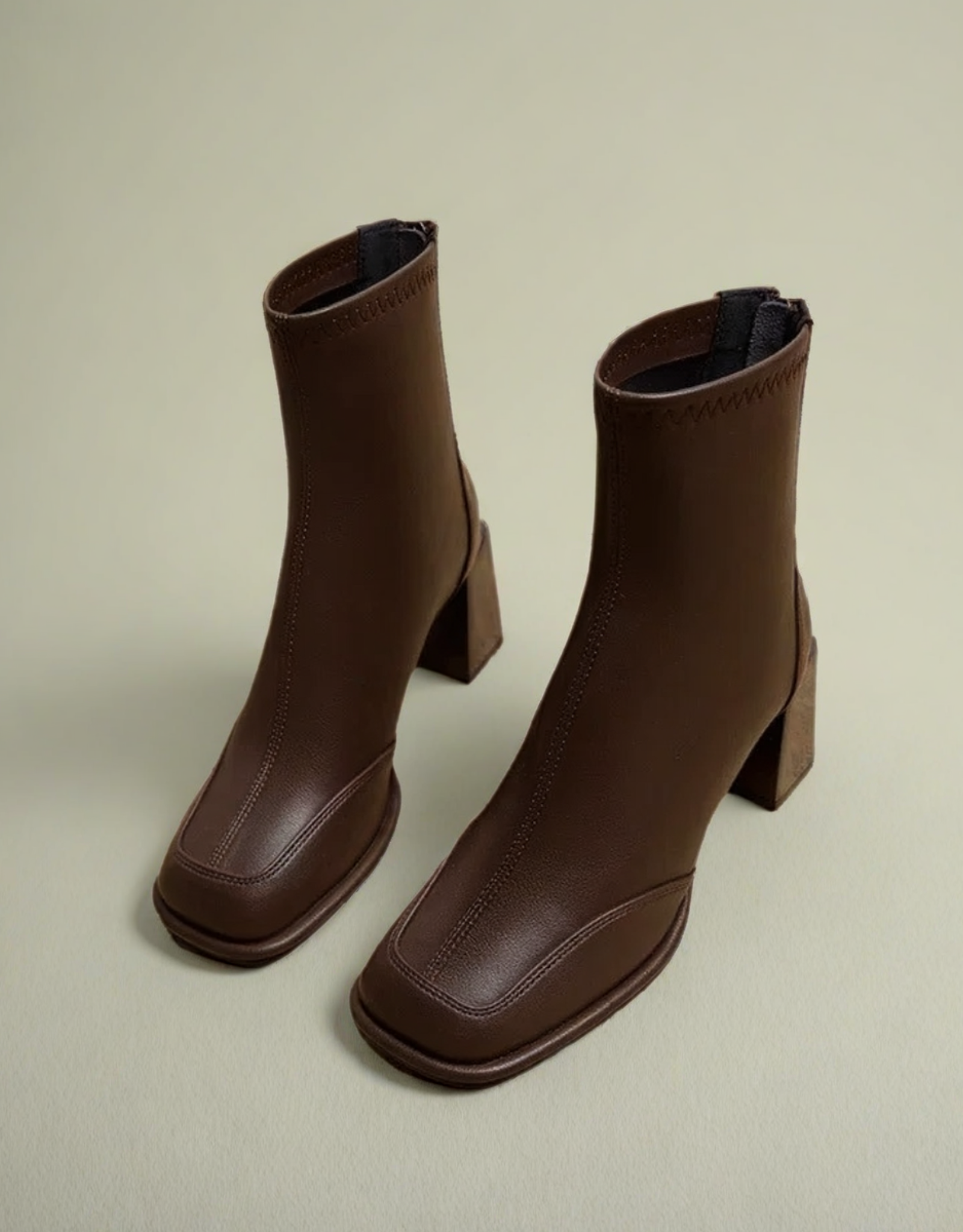 Bottes femme rétro cuir noir avec talons carrés pour un look élégant.