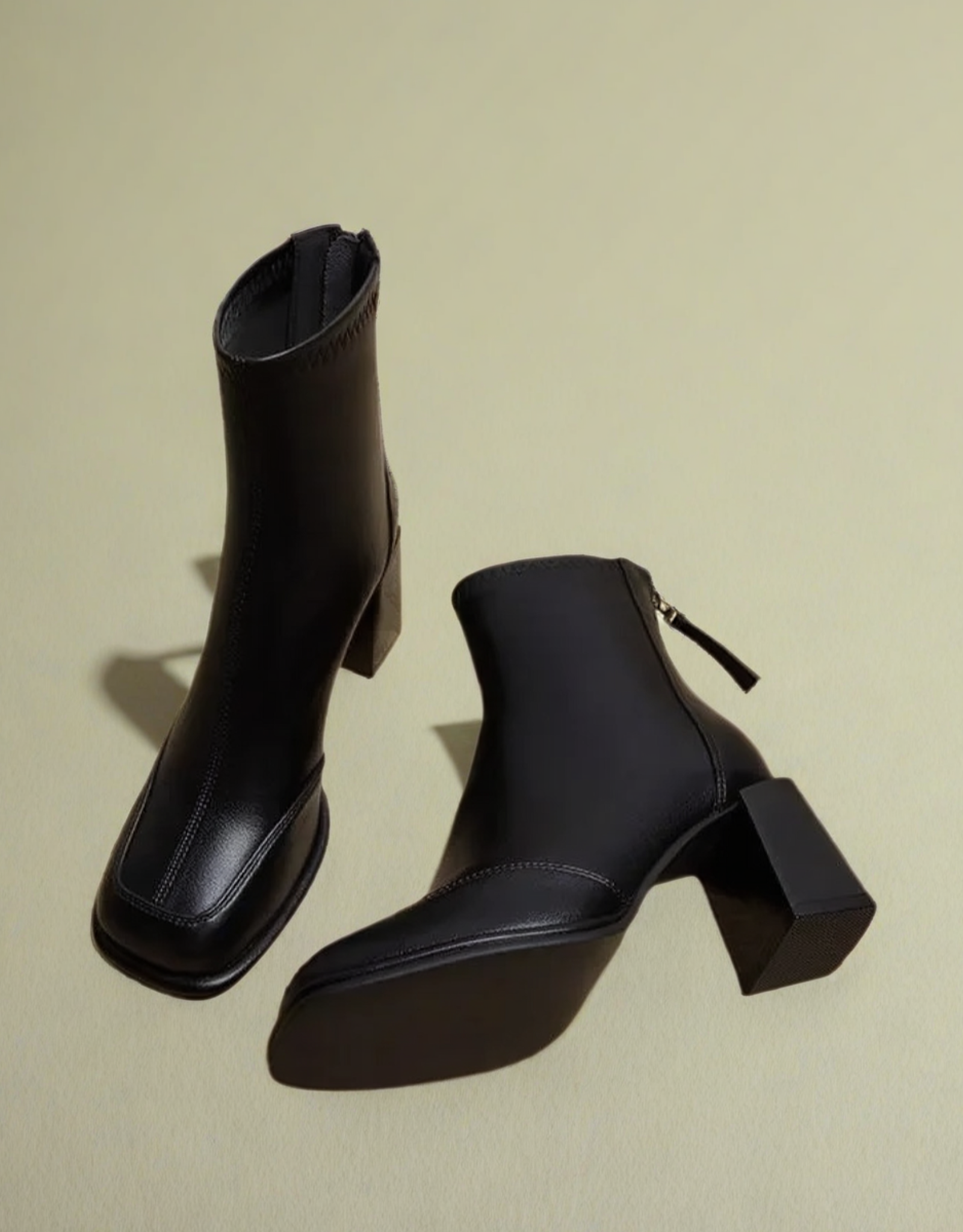 Bottes femme rétro cuir noir avec talons carrés et zip arrière pour un look élégant