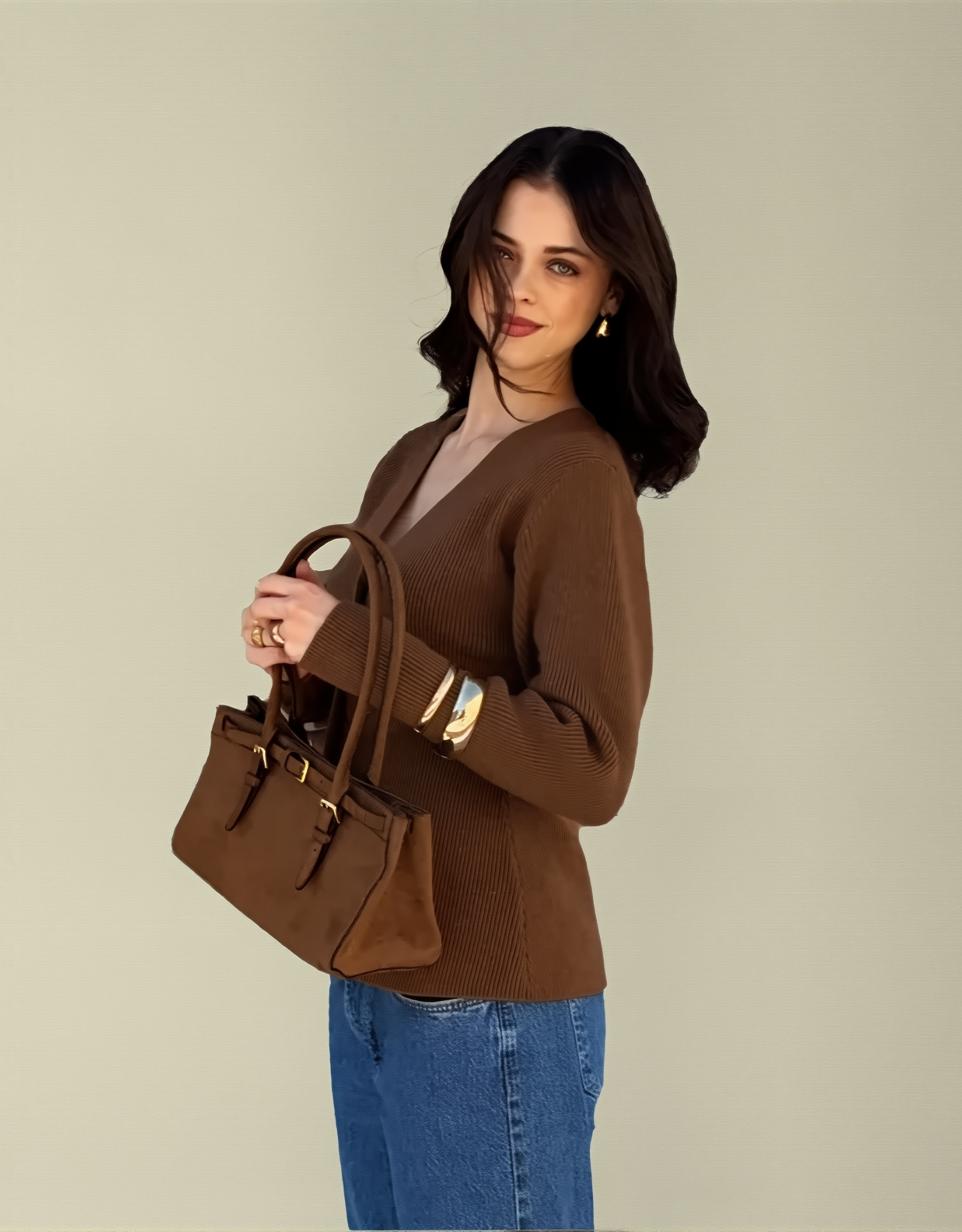 Cardigan femme col V élégant en marron porté avec un sac à main tendance et un jean