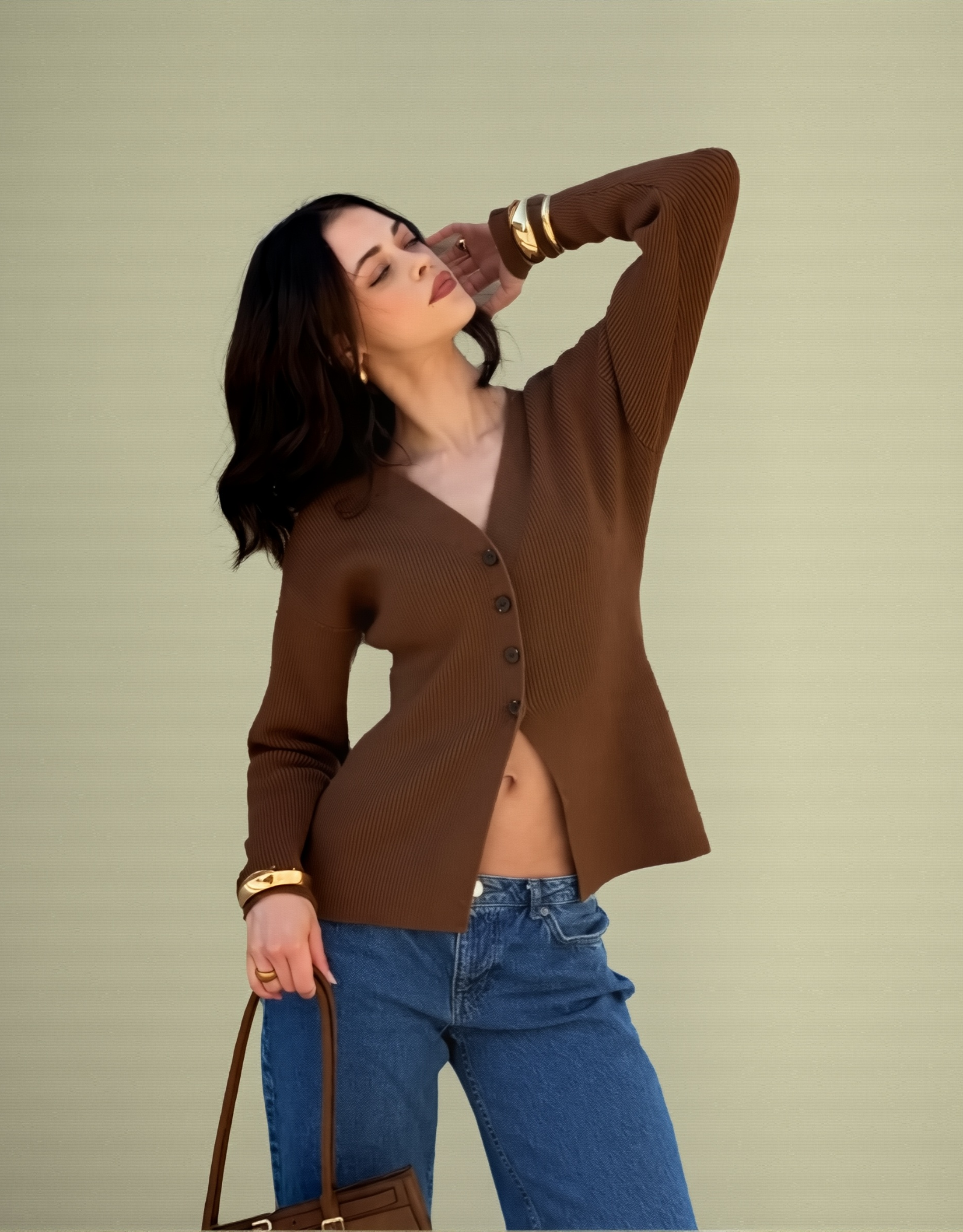 Cardigan femme col V élégant en marron avec boutons, idéal pour une tenue chic décontractée