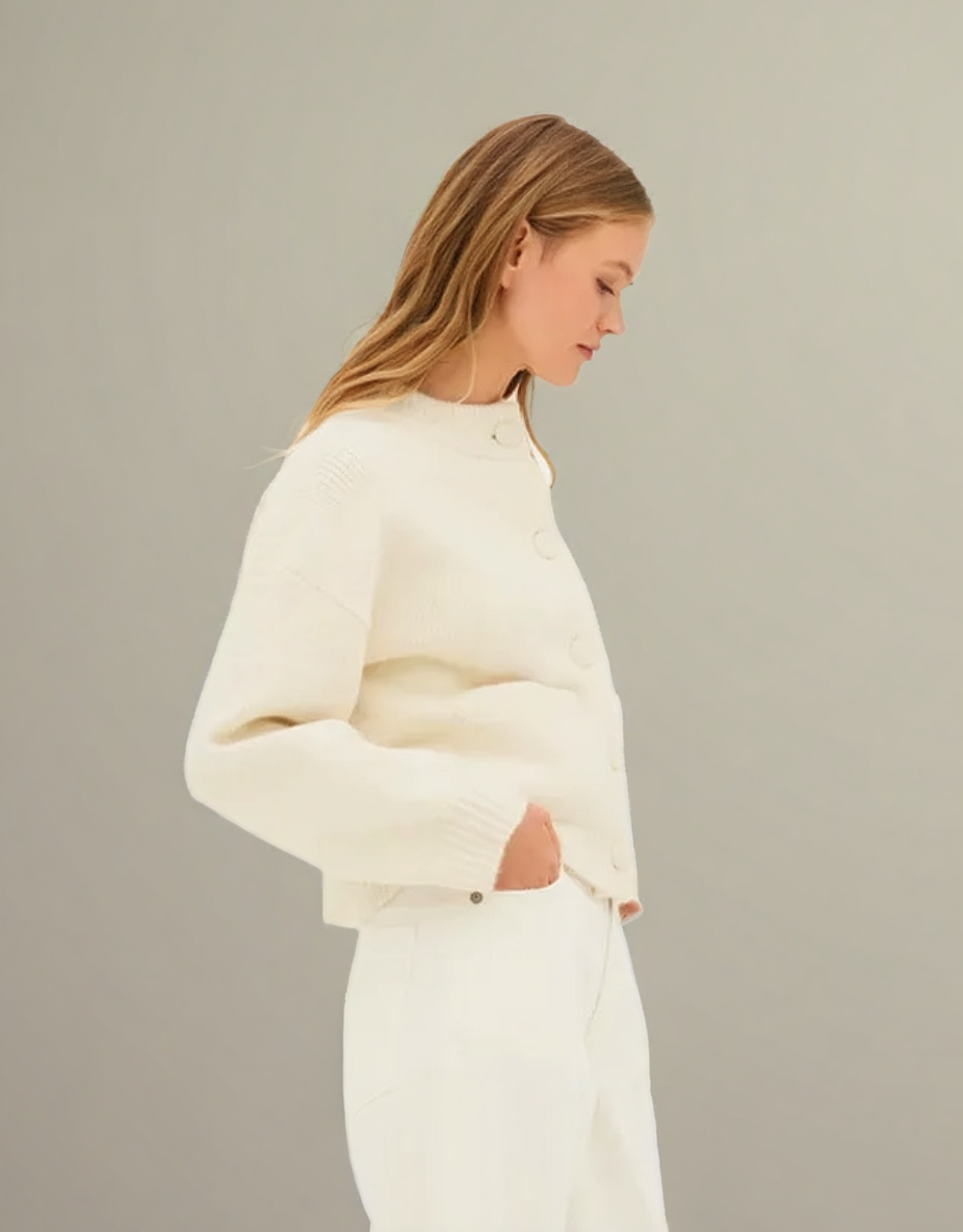 Cardigan femme maille uni couleur écrue avec boutons et coupe moderne