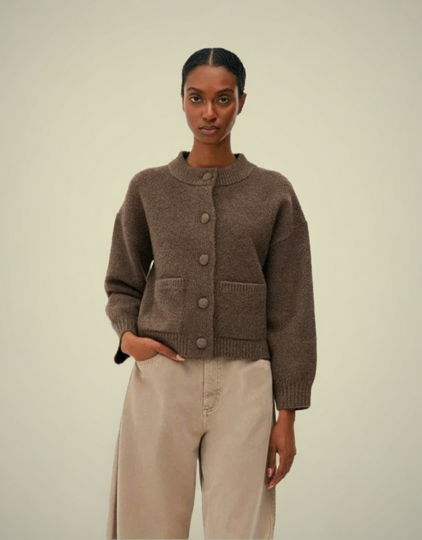Cardigan femme maille uni en brun avec poches et boutons pour un look décontracté élégant