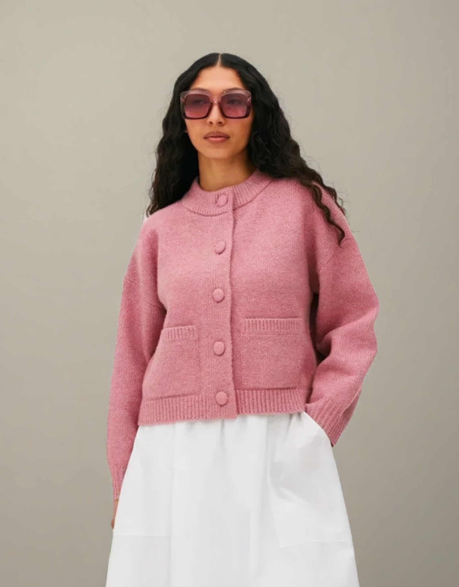 Cardigan femme maille uni rose avec boutons et poches pour un style décontracté