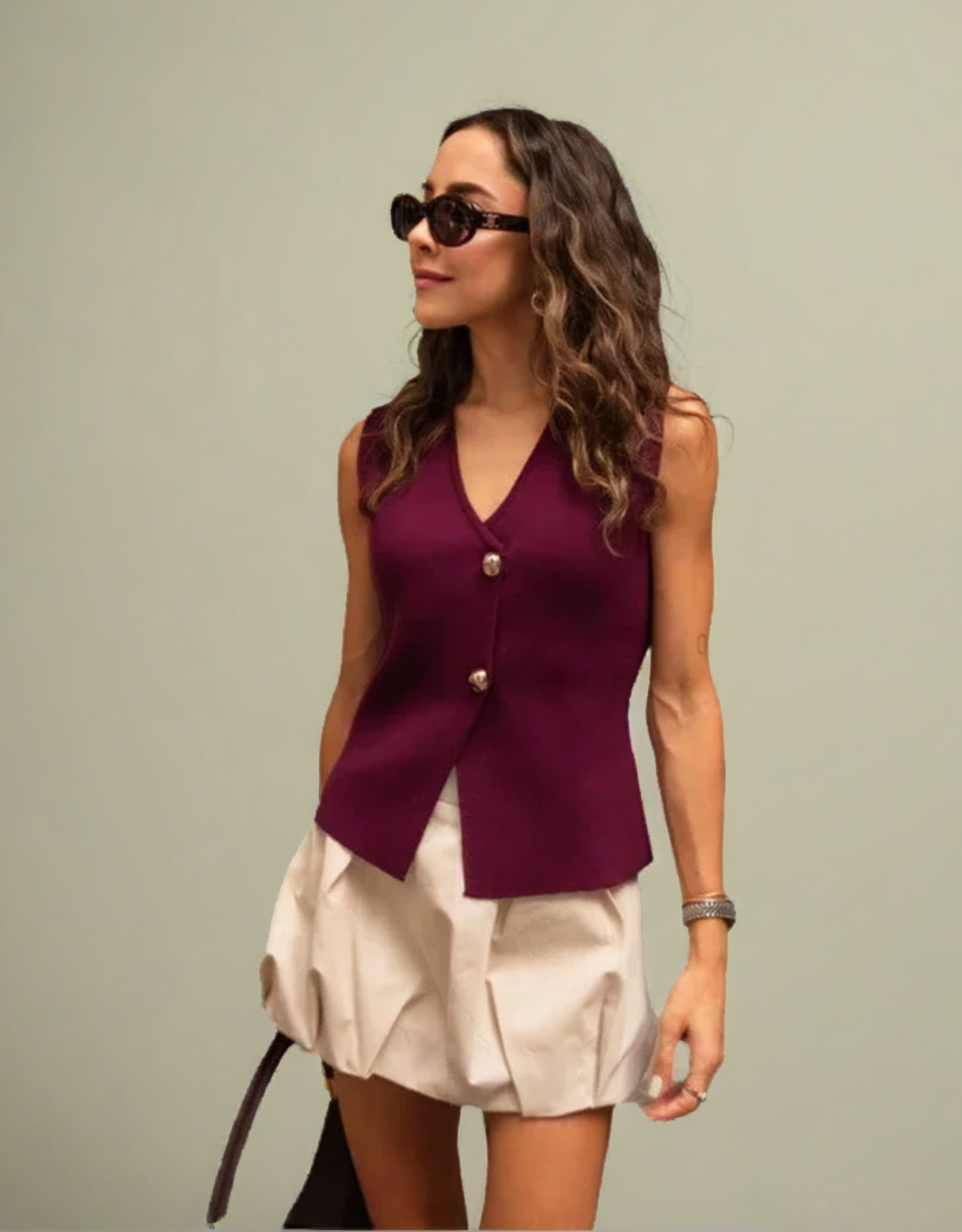 Débardeur femme bordeaux col V avec boutons, élégant pour les tenues d'été