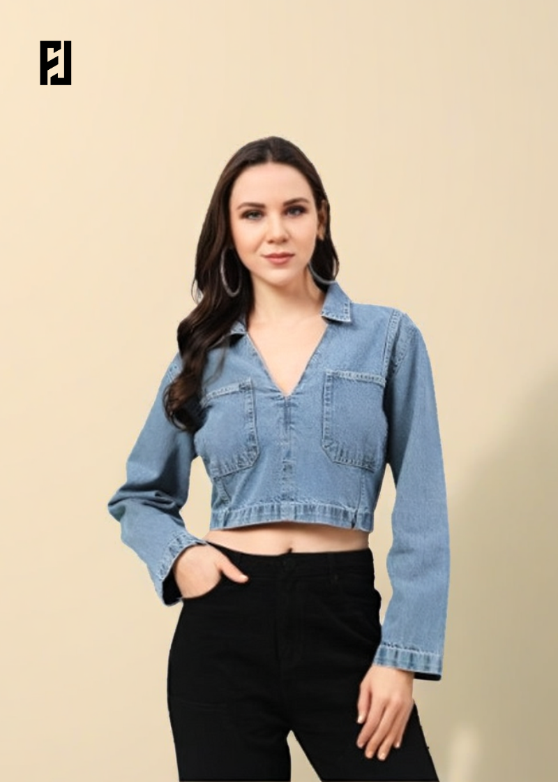 Femme portant un haut court élégant en denim avec un col et poches avant