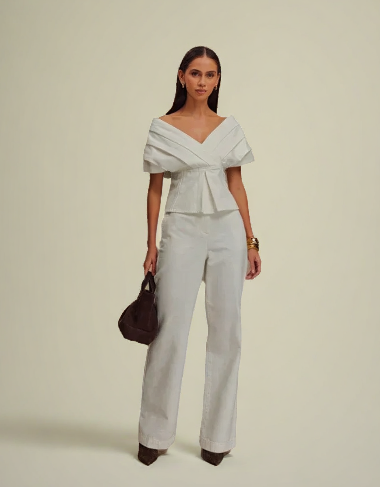 Ensemble denim dos nu élégant avec haut à manches et pantalon en denim blanc