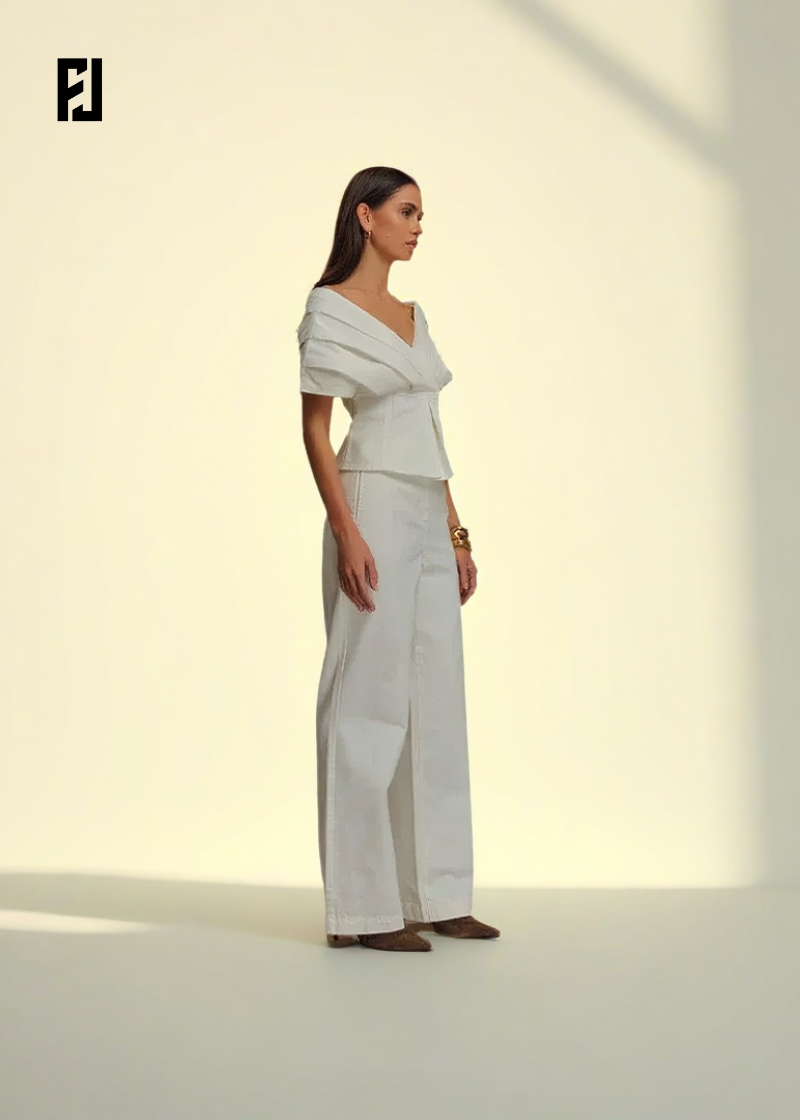 Ensemble denim dos nu élégant avec blouse à volants et pantalon large en couleur claire