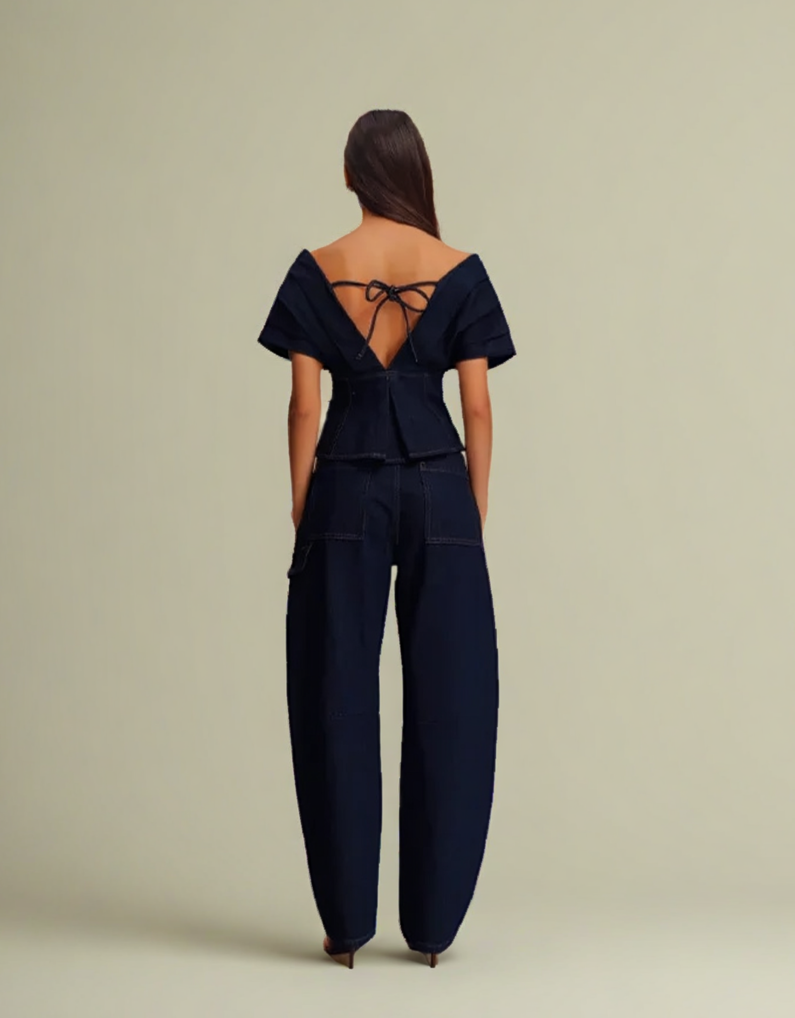 Ensemble denim dos nu avec un haut à volants et un pantalon ample pour un look élégant