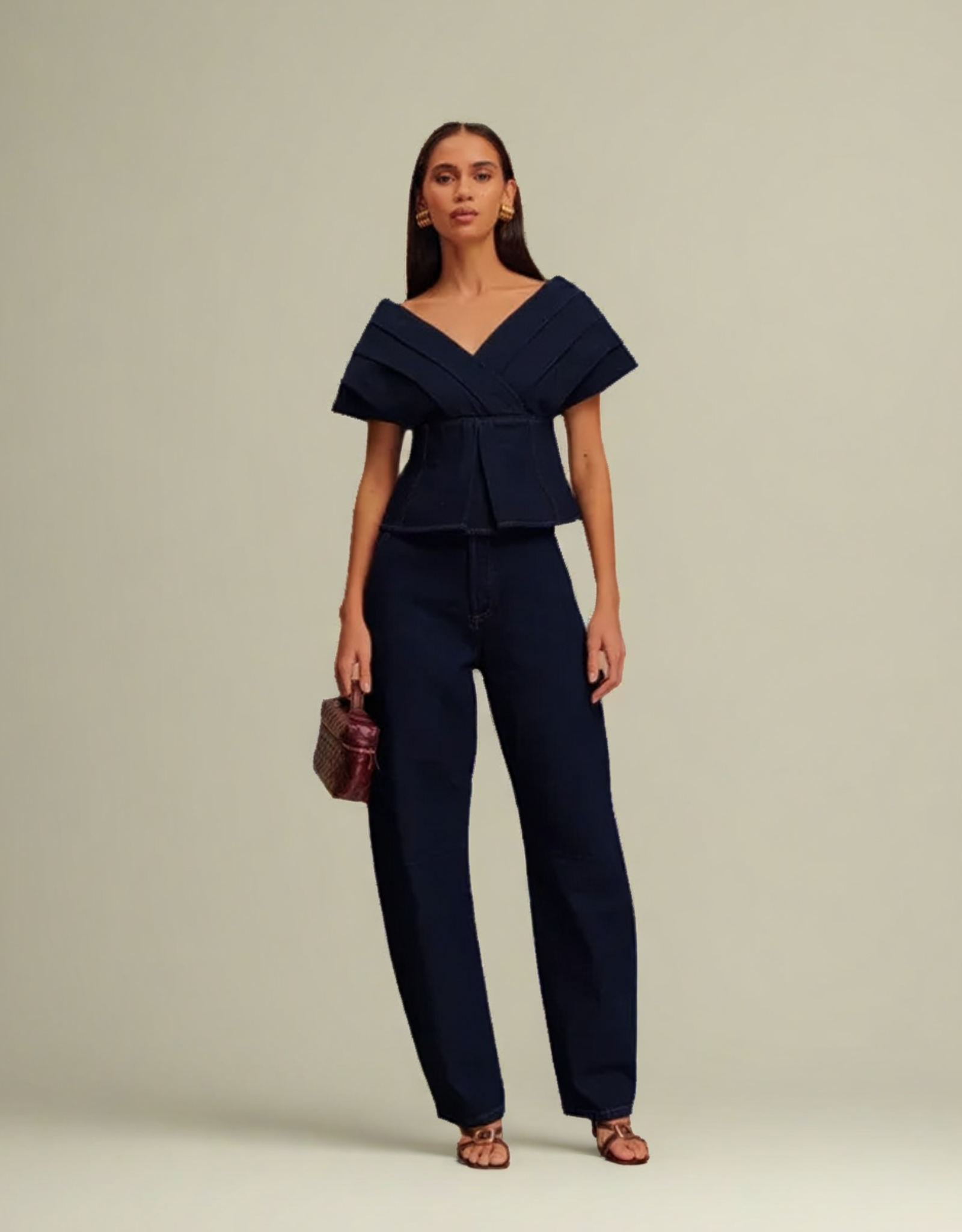 Ensemble denim dos nu élégant avec haut à volants et pantalon ajusté de Fondelier