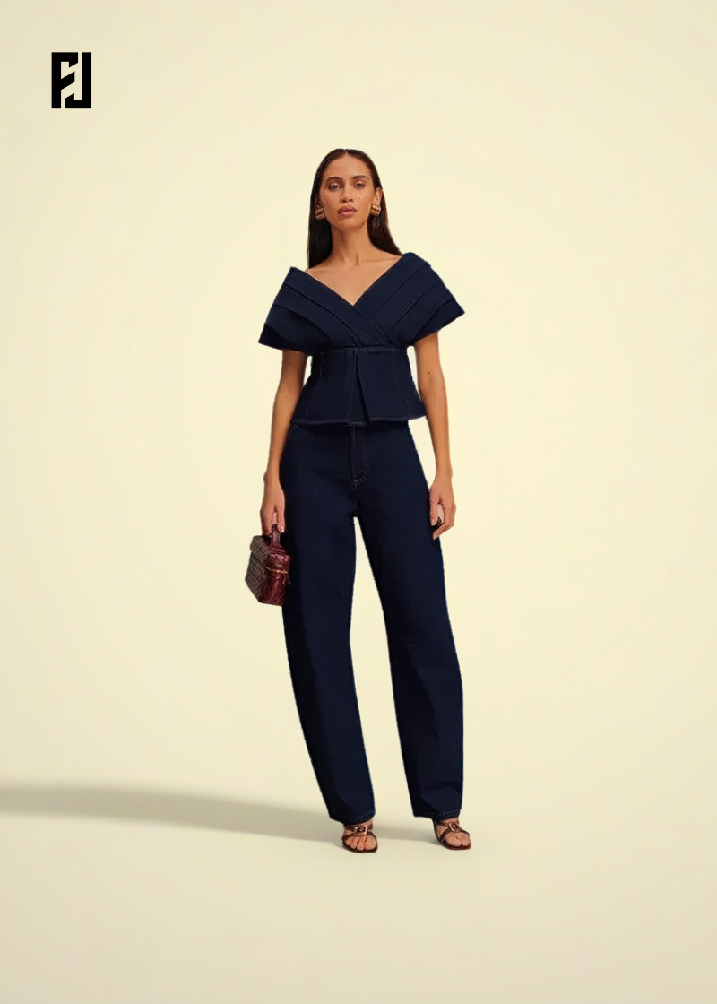 Ensemble denim dos nu avec top à volants et pantalon ajusté pour un look chic et tendance