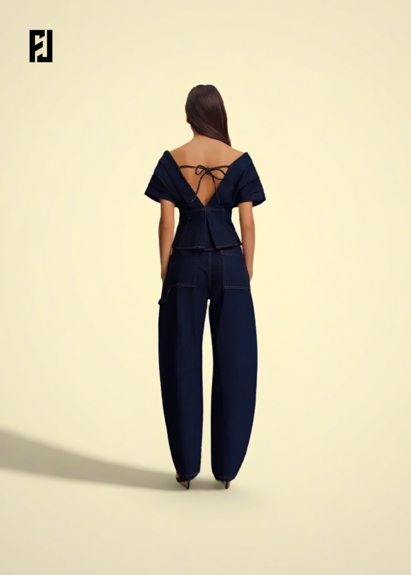 Ensemble denim dos nu avec un design moderne et élégant, parfait pour un look décontracté
