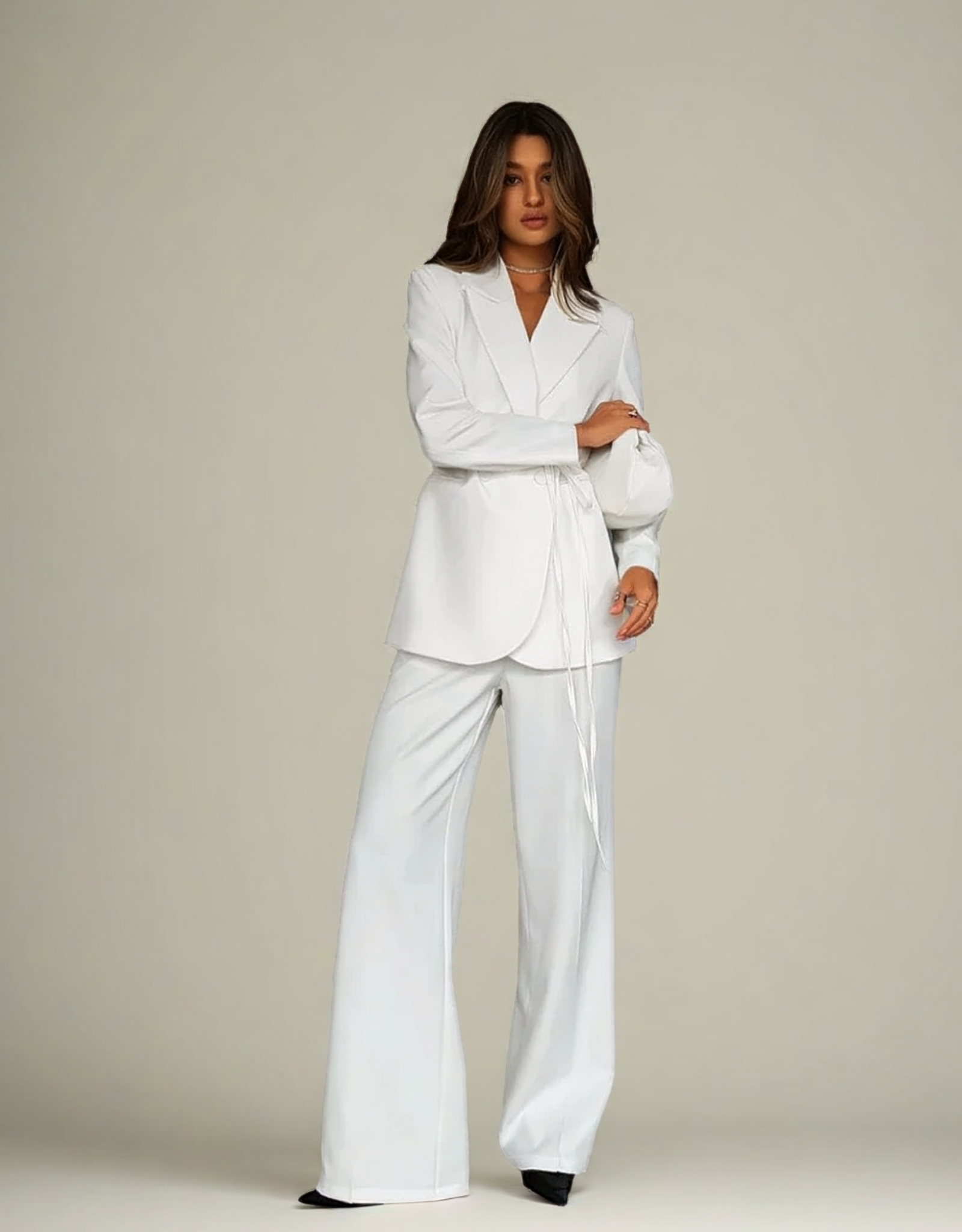 Ensemble femme blanc élégant composé d'un blazer et d'un pantalon fluide, parfait pour des occasions spéciales