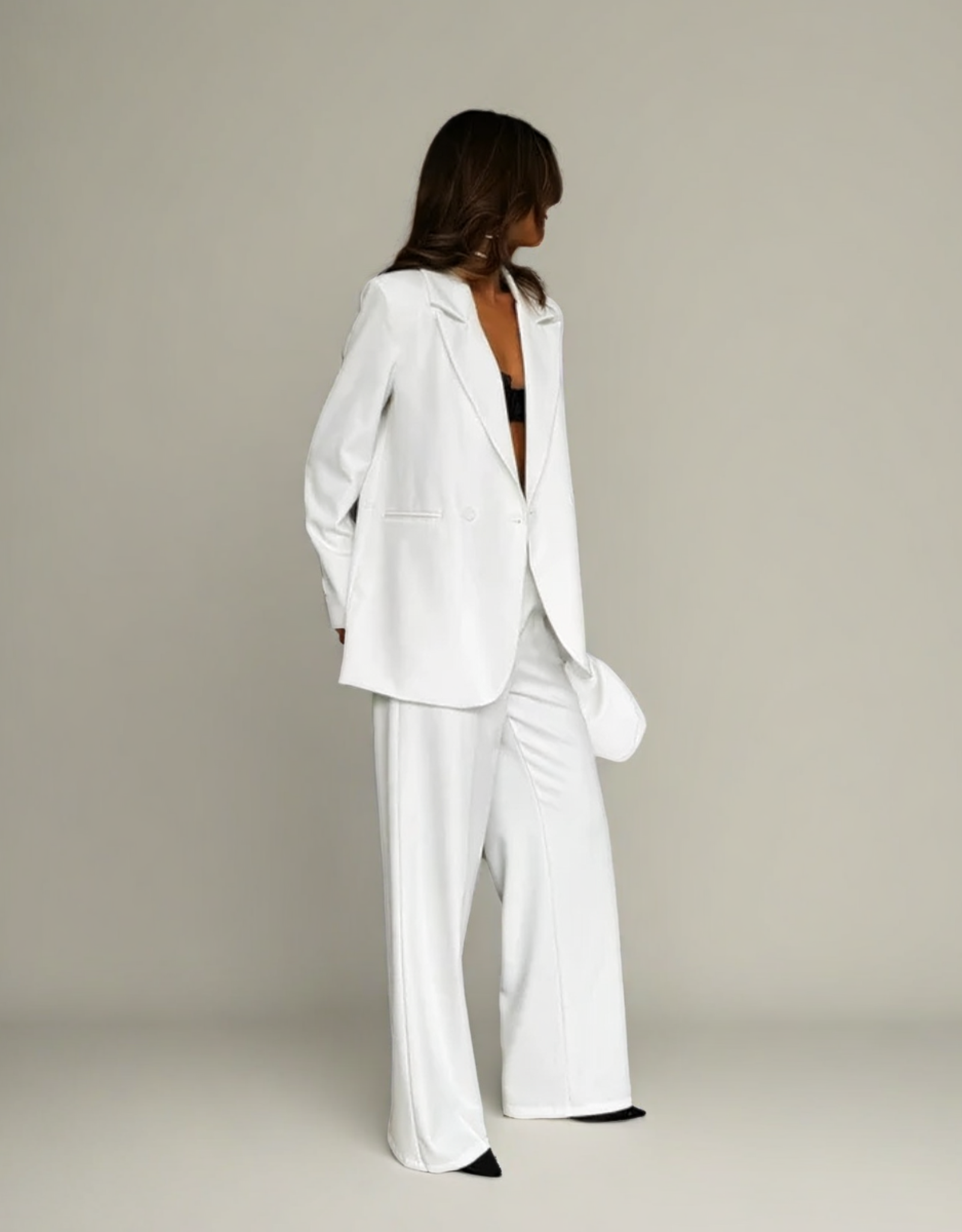 Ensemble femme blanc élégant avec blazer oversize et pantalon large pour un look chic