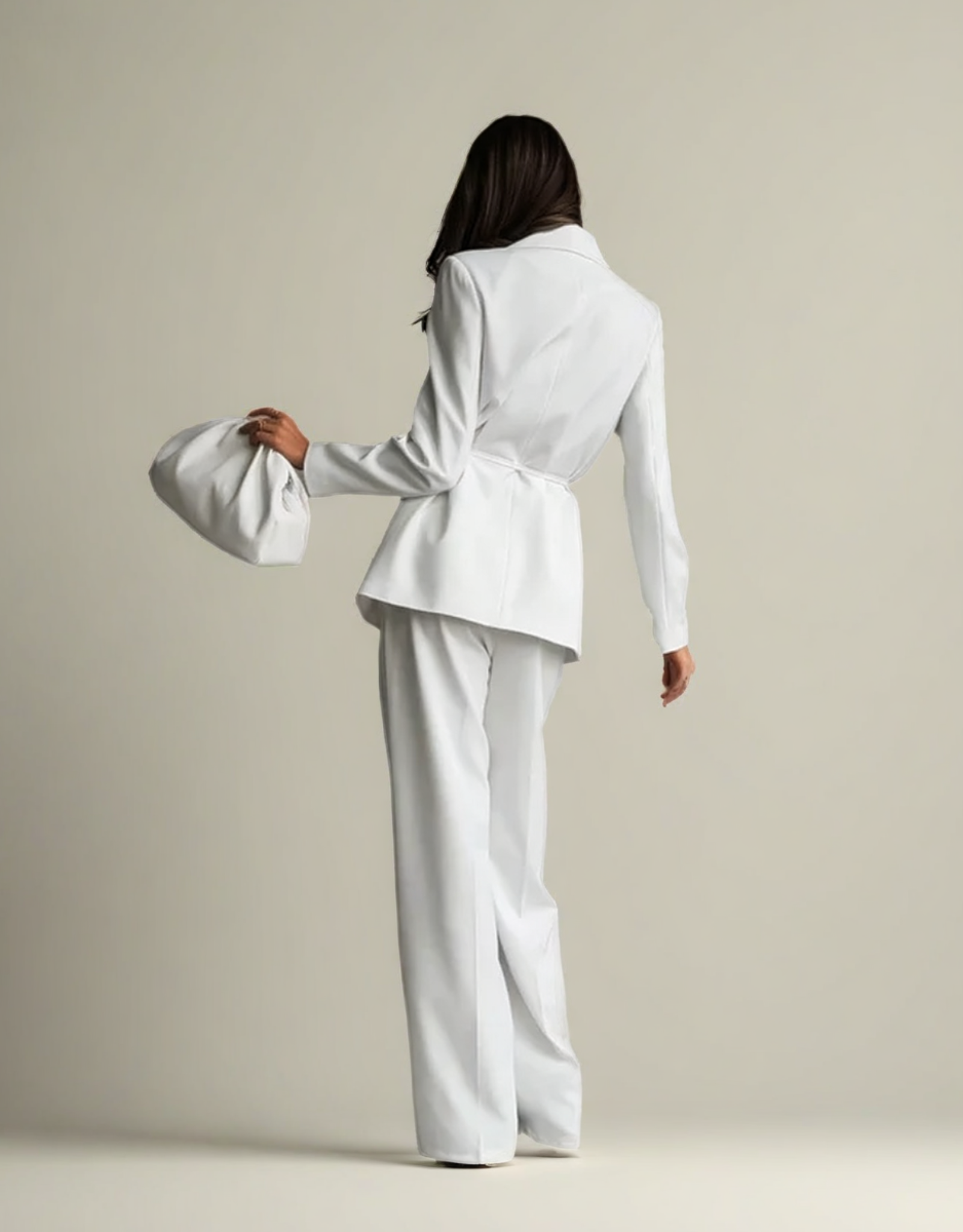 Ensemble femme blanc élégant avec veste cintrée et pantalon fluide, idéal pour des occasions spéciales