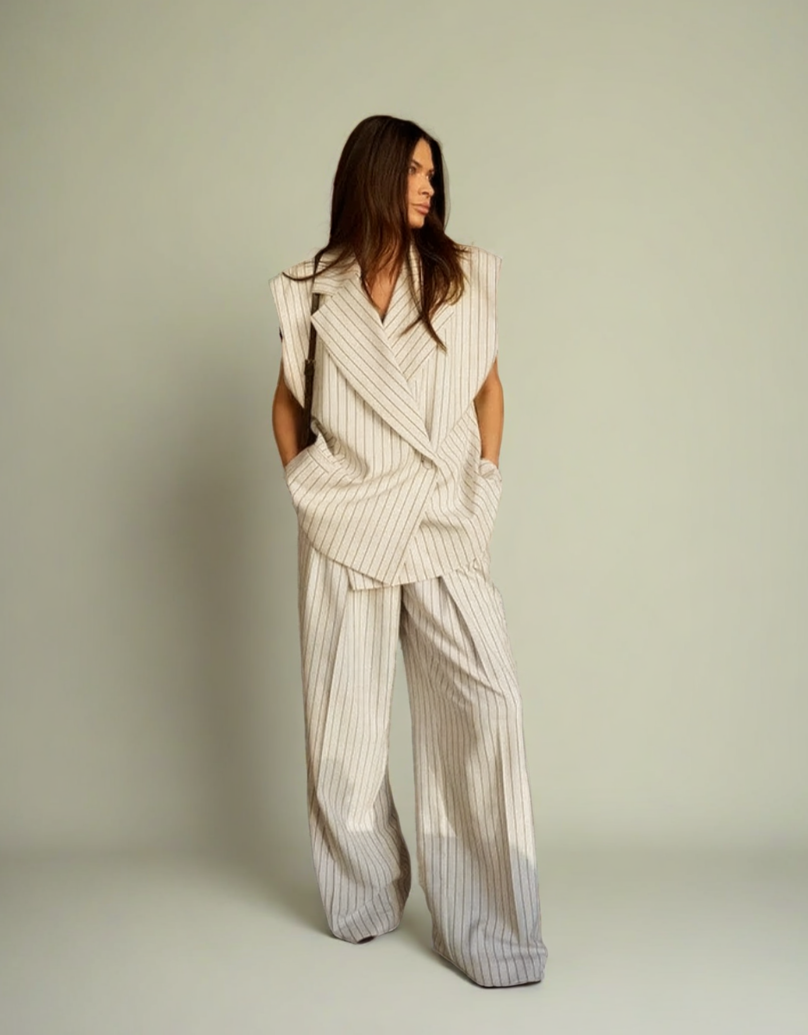 Ensemble femme chic été en rayures avec un pantalon large et un haut élégant pour un look moderne