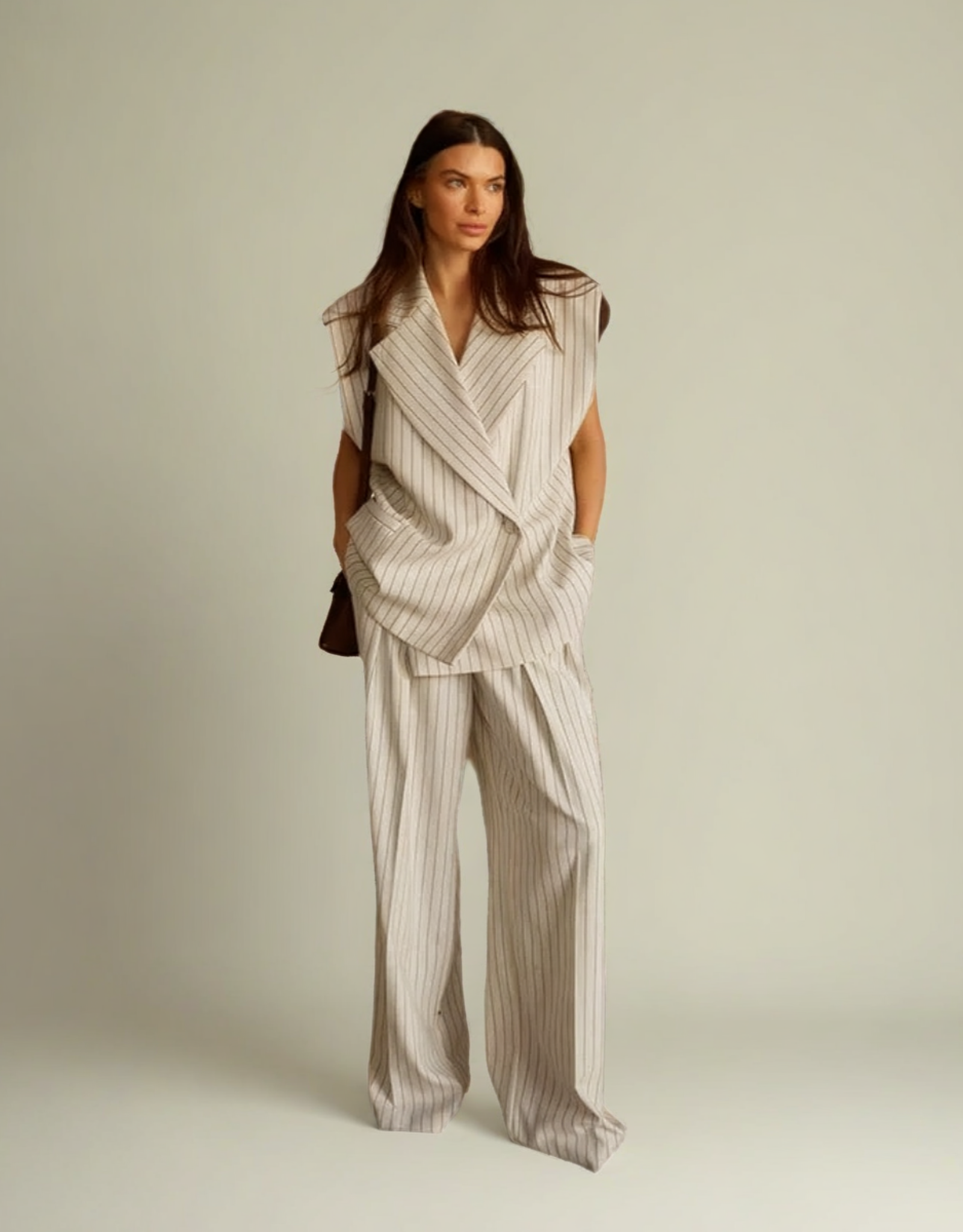 Ensemble femme chic été en rayures avec veste croisée et pantalon large pour un look élégant et décontracté