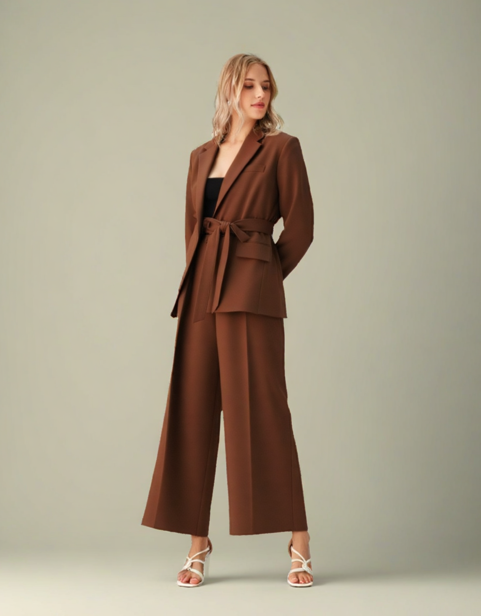 Ensemble femme élégant marron avec blazer cintré et pantalon large pour un look sophistiqué