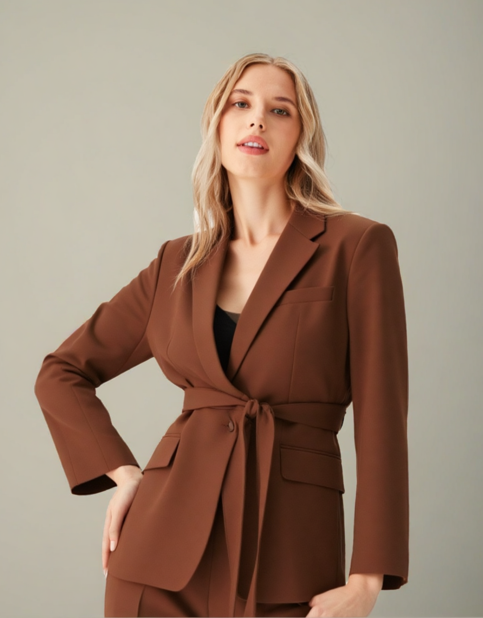Ensemble femme élégant marron avec une veste à ceinture et un design moderne