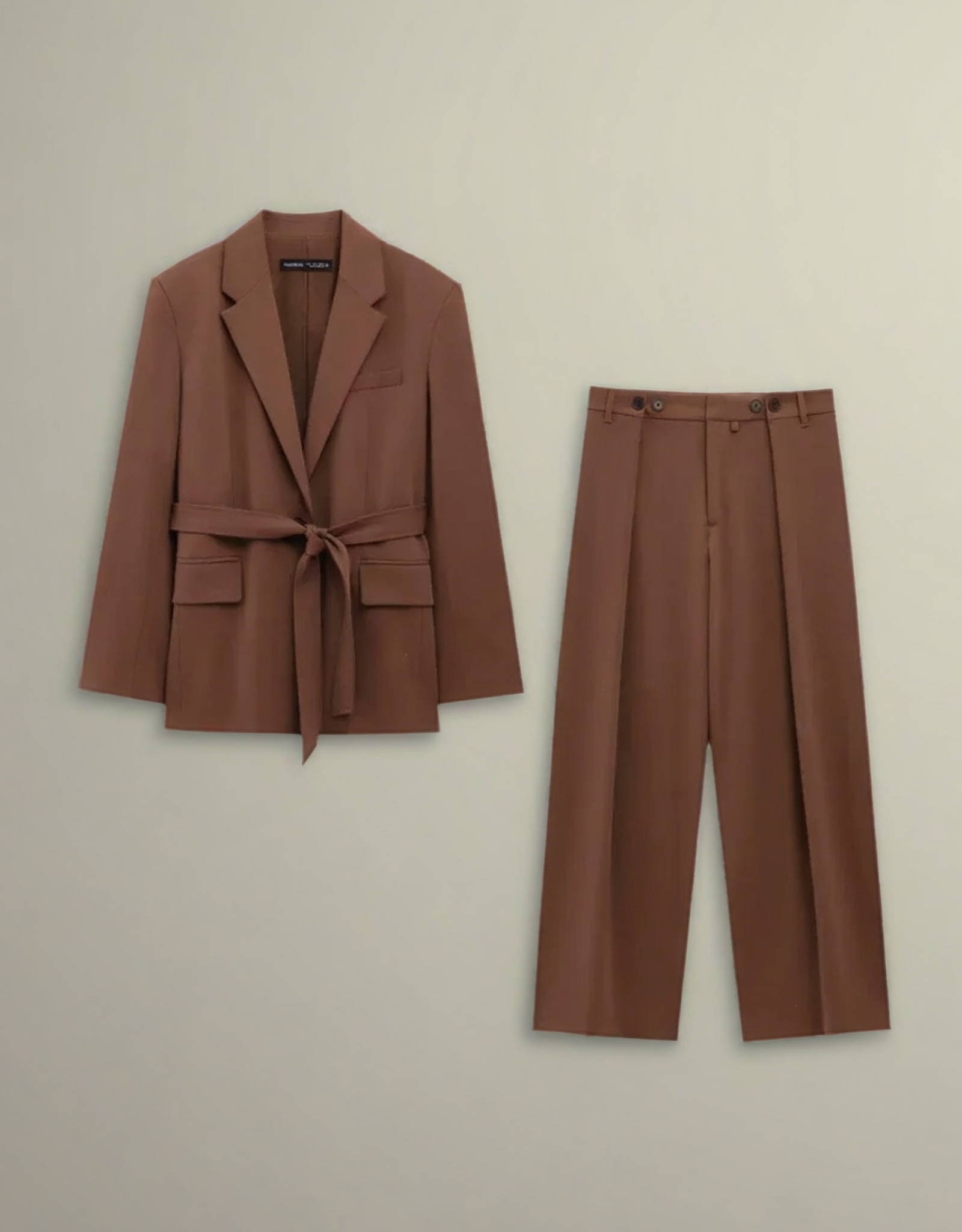 Ensemble femme élégant marron avec veste cintrée et pantalon large pour une allure raffinée