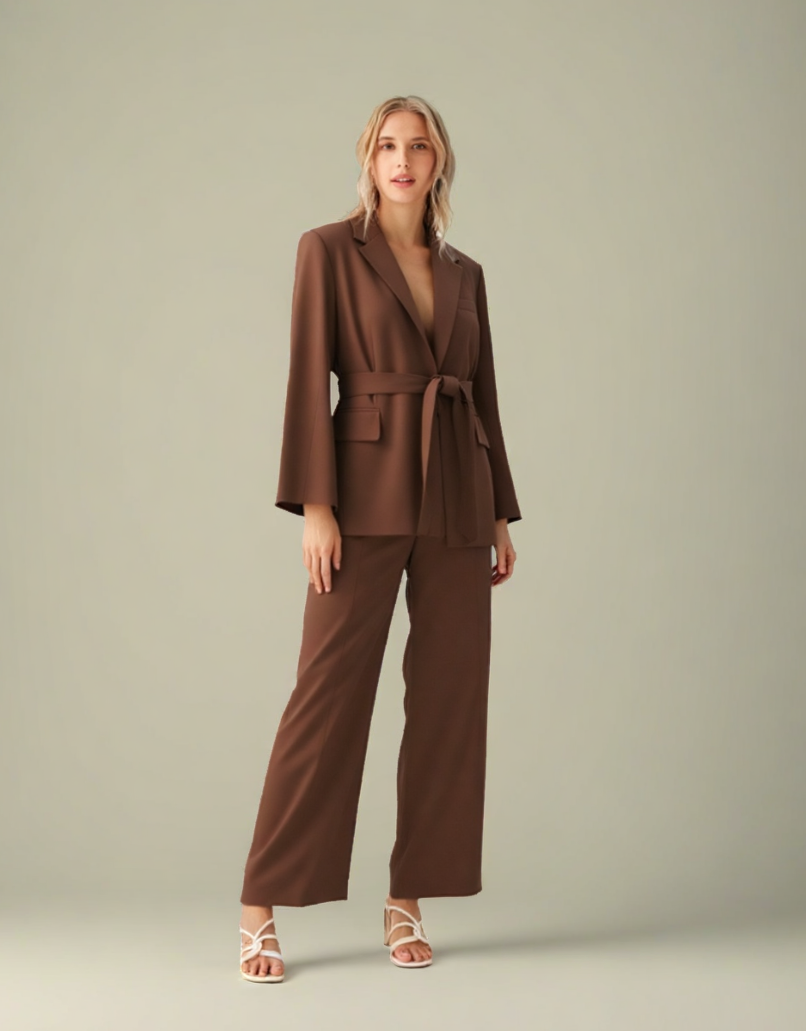 Ensemble femme élégant marron composé d'une veste avec ceinture et pantalon large, parfait pour les occasions spéciales