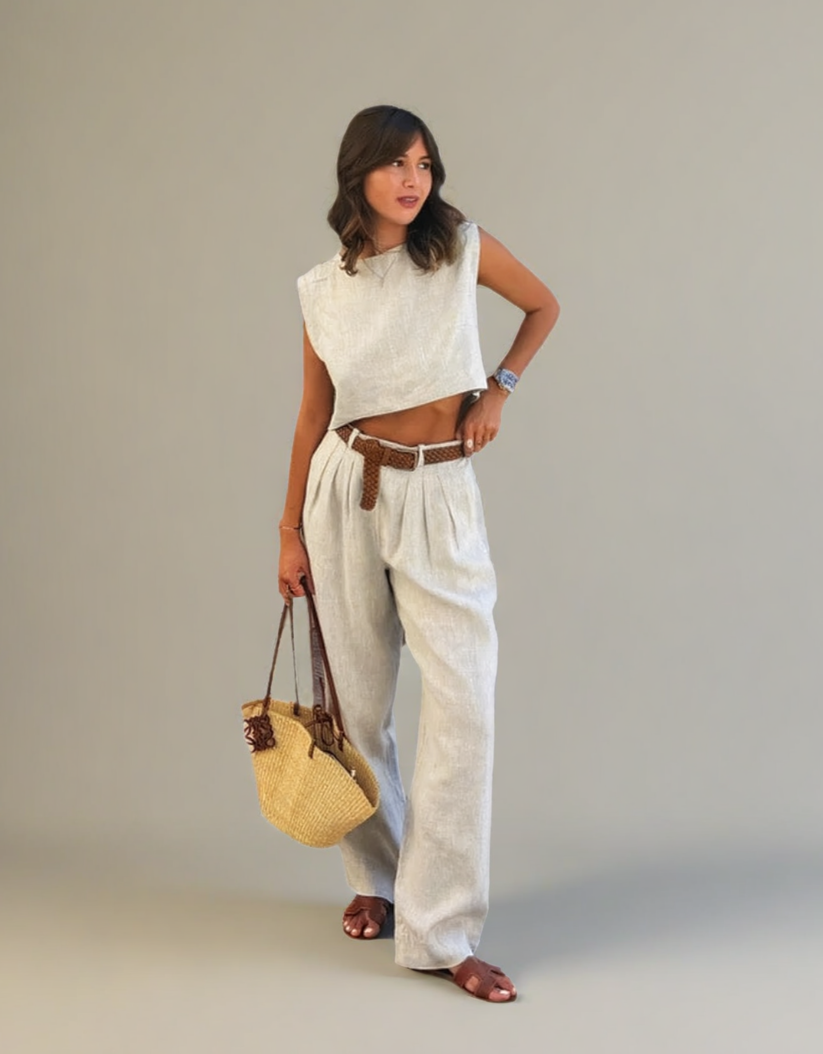 Ensemble femme lin coton chic avec haut crop et pantalon taille haute, accessoire en osier