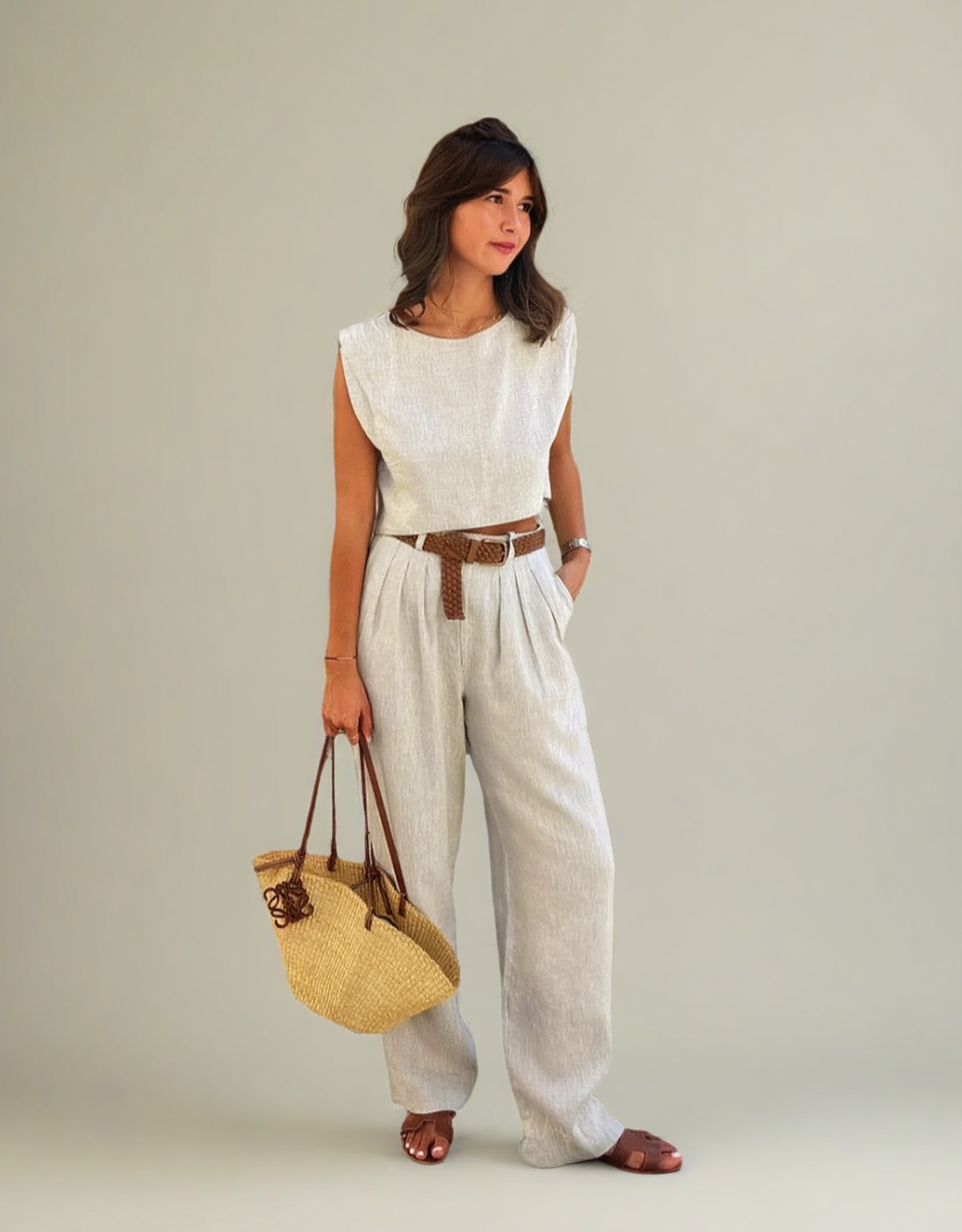 Ensemble femme lin coton chic avec ceinture et sac en osier pour un look décontracté et élégant