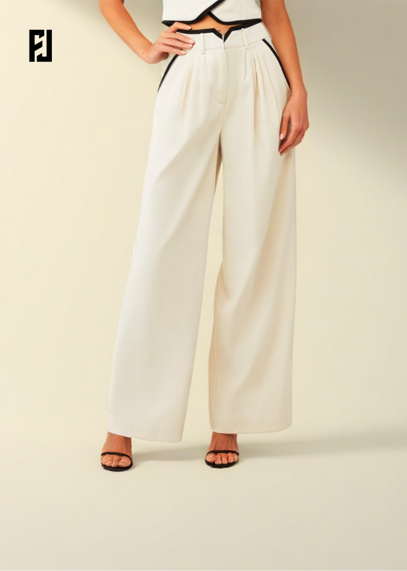 Pantalon large crème élégant porté avec un ensemble gilet sans manches pour un look chic