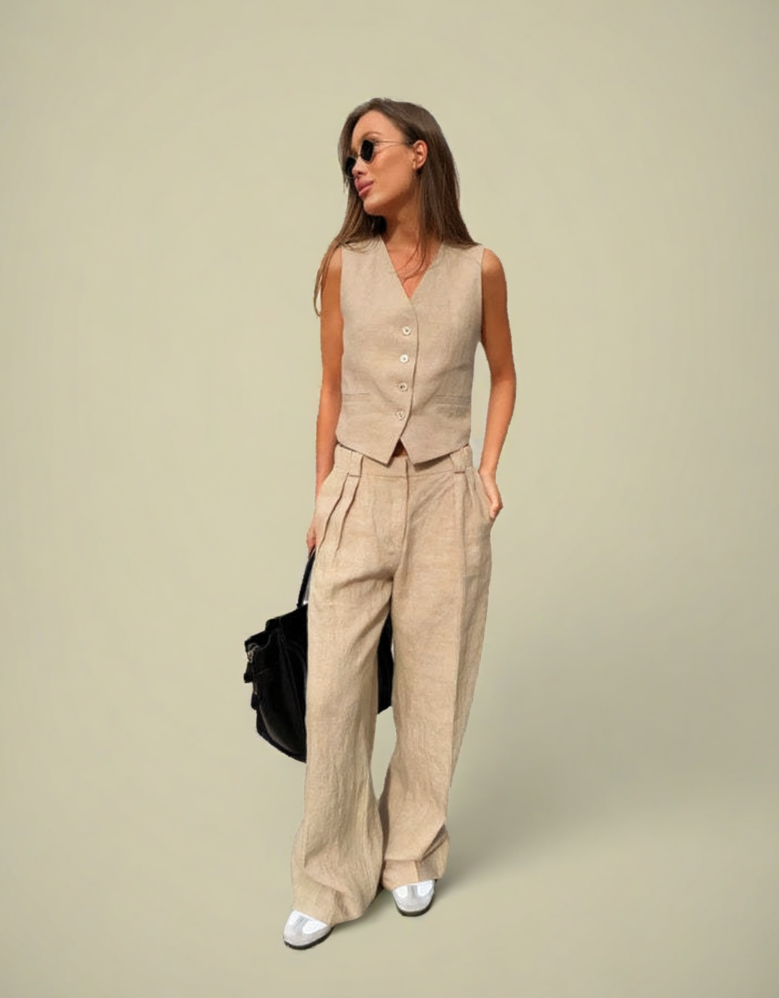 Ensemble lin coton femme beige avec un gilet à boutons et un pantalon évasé pour un look élégant