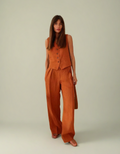 Ensemble lin coton femme en orange avec un débardeur et un pantalon large pour un look élégant