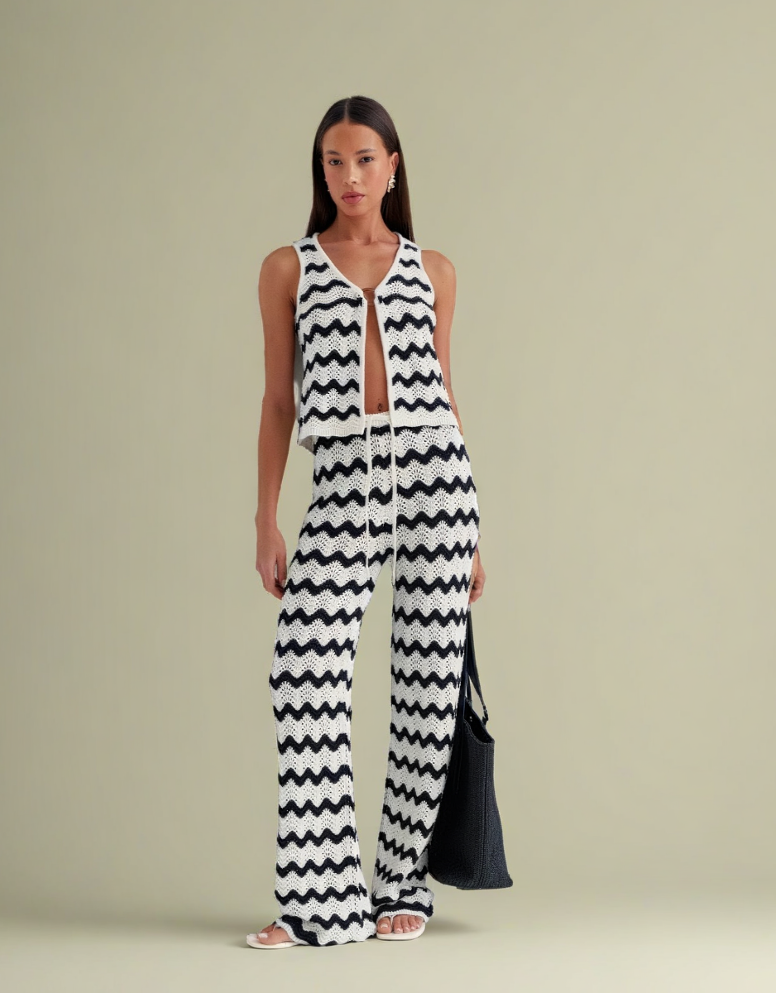 Ensemble tricoté été en noir et blanc avec un haut à décolleté et un pantalon évasé