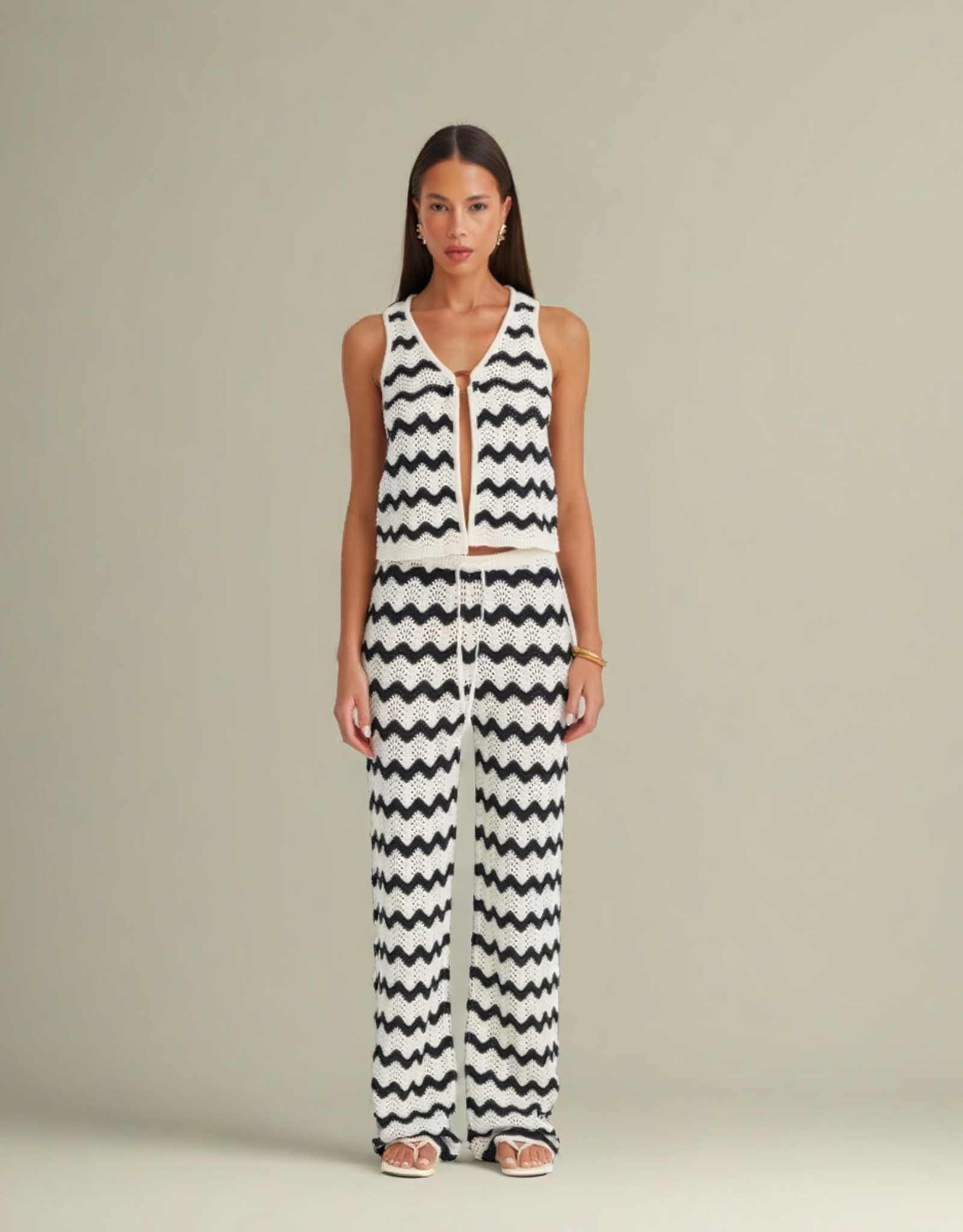 Ensemble tricoté été à motifs zigzag noir et blanc, parfait pour des journées décontractées