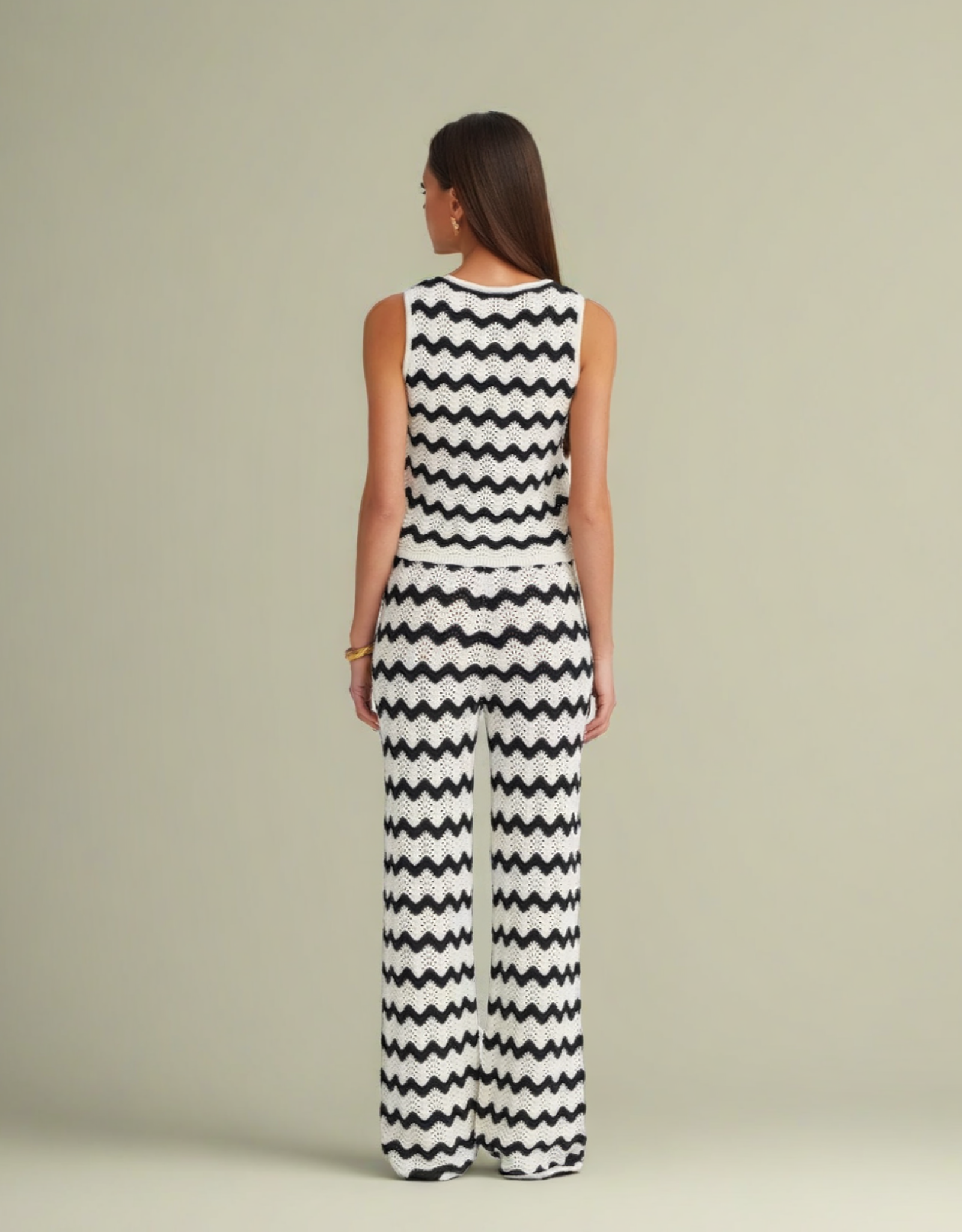 Ensemble tricoté été en noir et blanc avec motif zigzag, idéal pour les journées ensoleillées