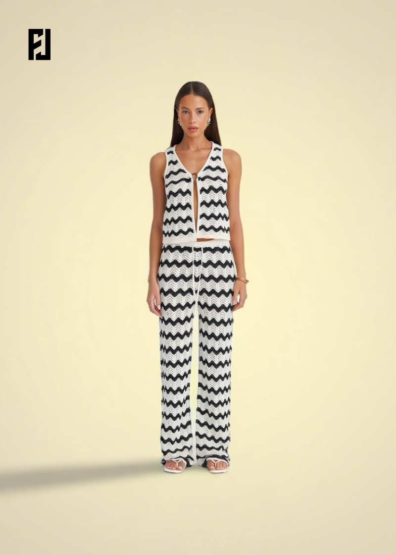 Ensemble tricoté été pour femme avec motif ondulé en noir et blanc, idéal pour des sorties estivales.