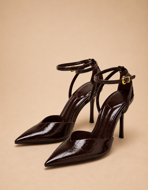 Escarpins vernis noir avec talons aiguilles et bride à la cheville élégante
