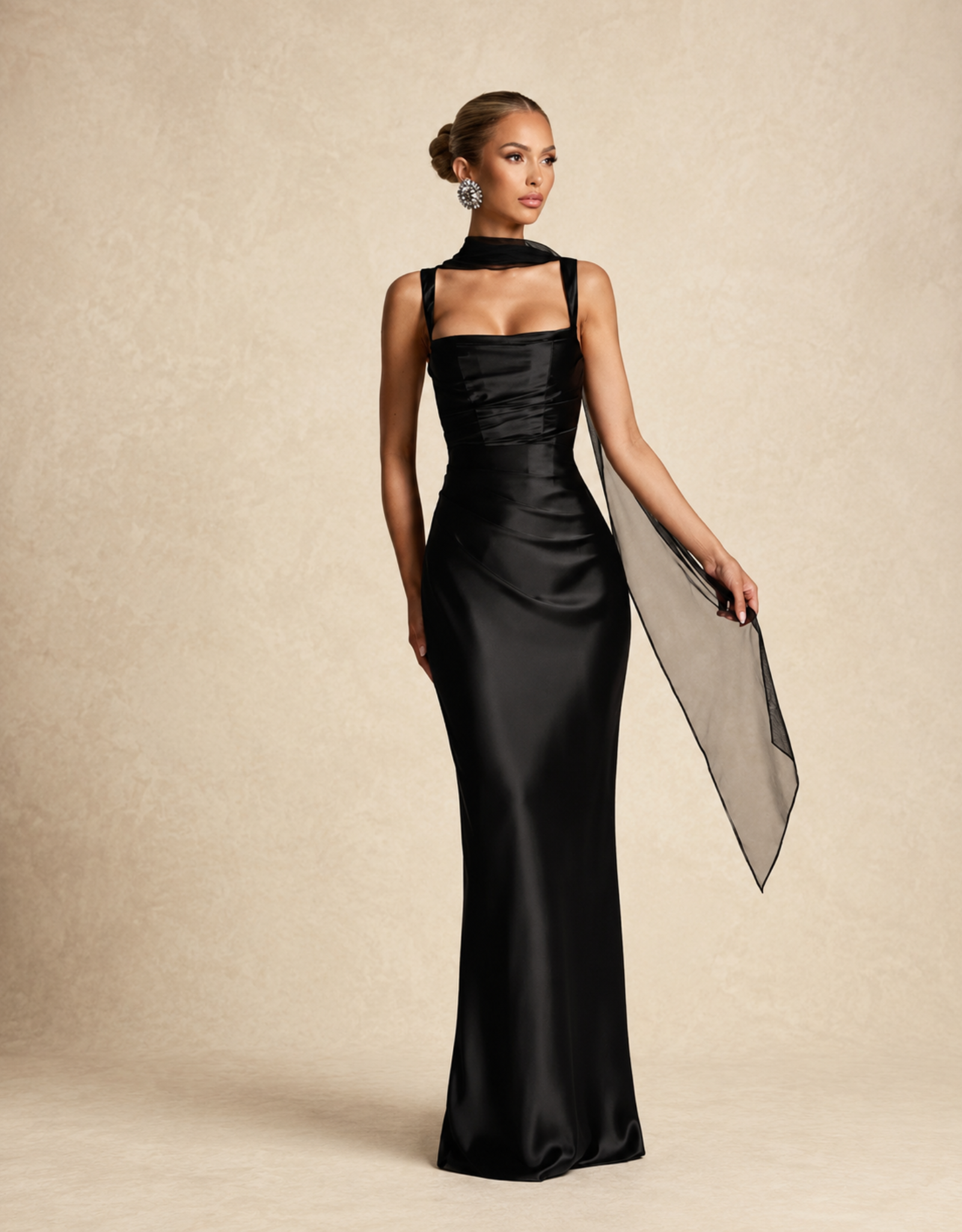 Robe de soirée noire élégante avec décolleté carré et écharpe fluide pour une allure sophistiquée