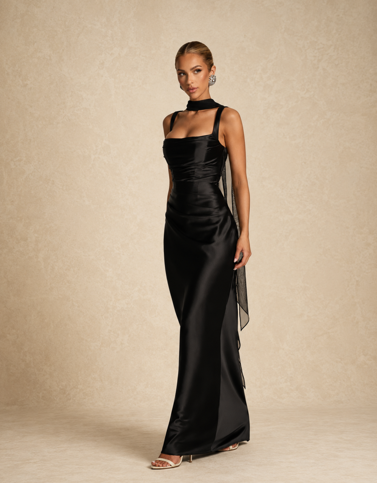 Robe de soirée noire élégante avec bretelles et traîne, parfaite pour des occasions spéciales