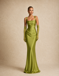 Robe de soirée verte élégante avec bretelles et gants assortis pour un look sophistiqué