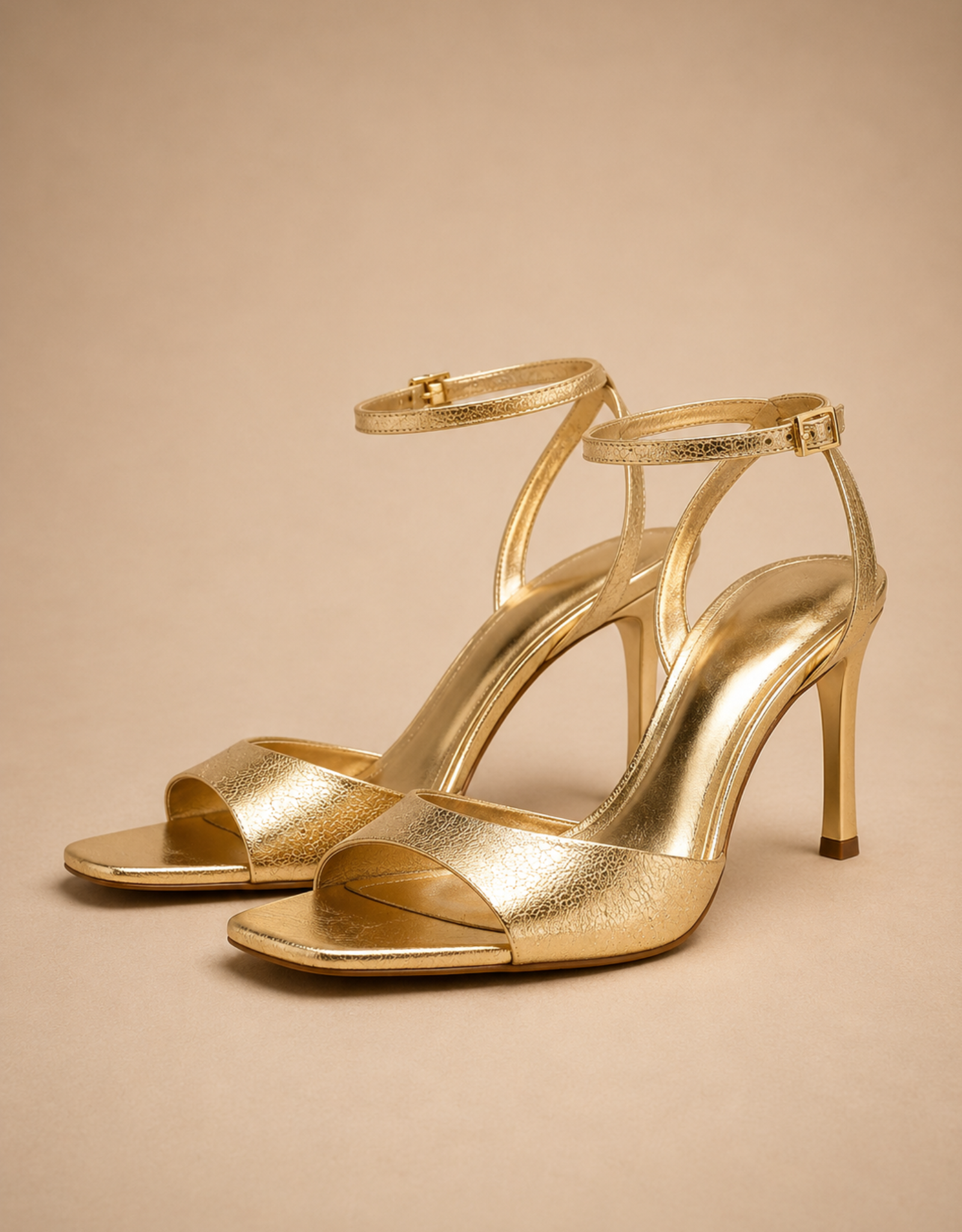 Sandales dorées à talons hauts femme Élégantes