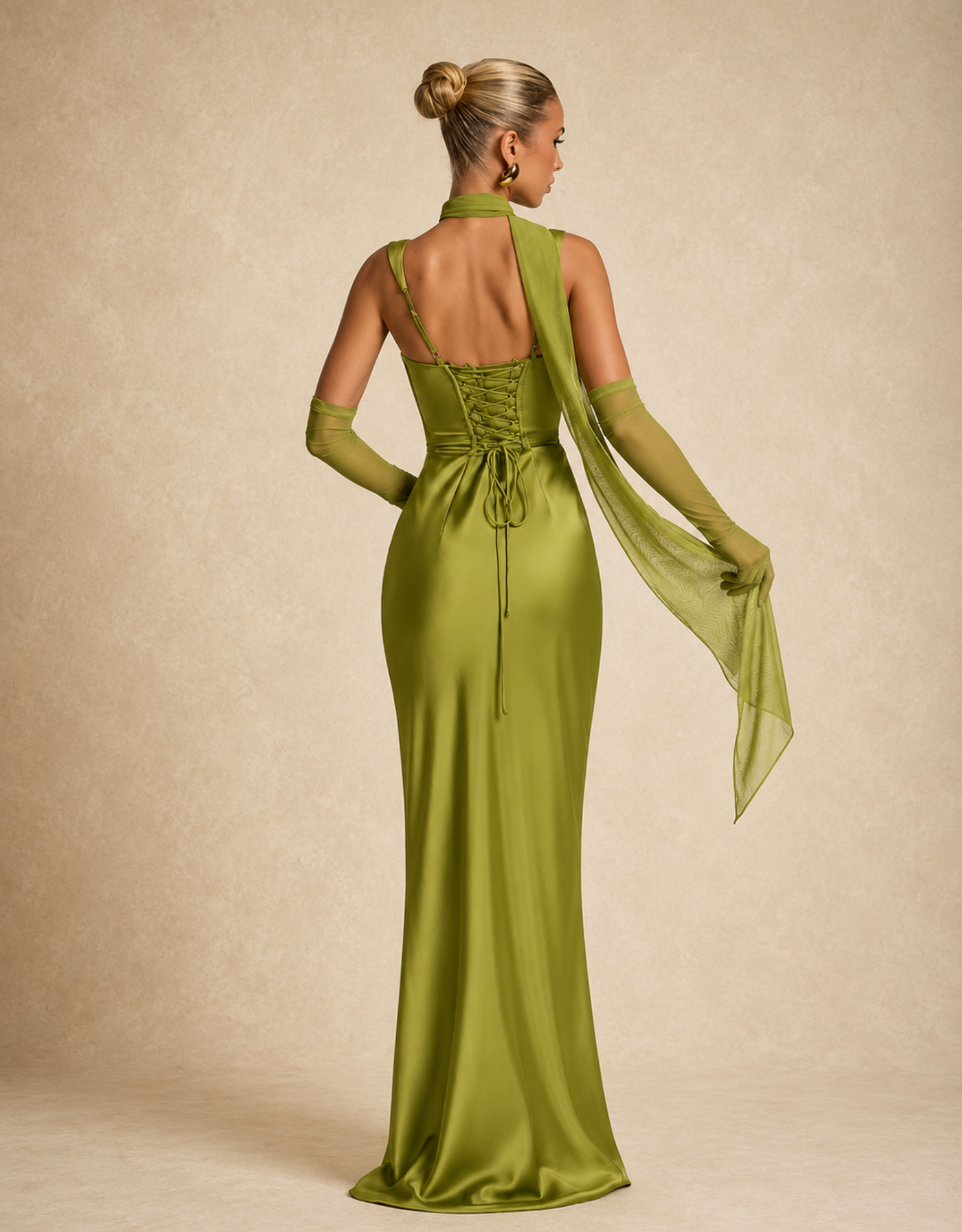 Robe de soirée en satin vert avec des gants assortis et un dos nu élégant