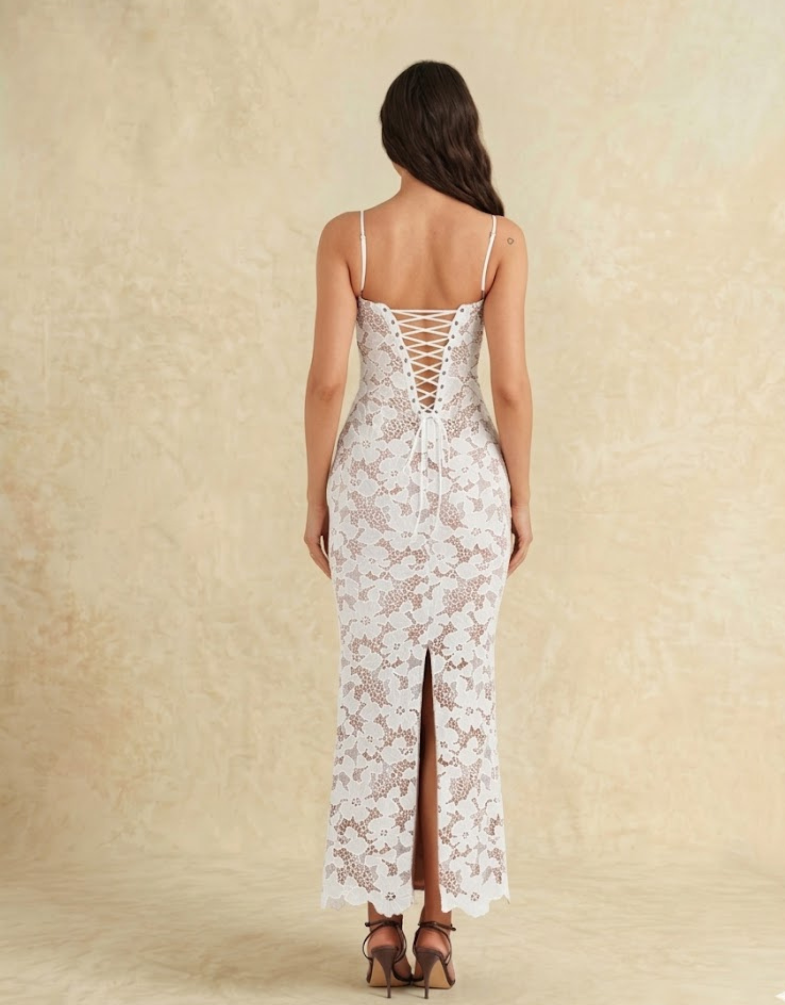 Robe Longue Élégante en Dentelle Blanche