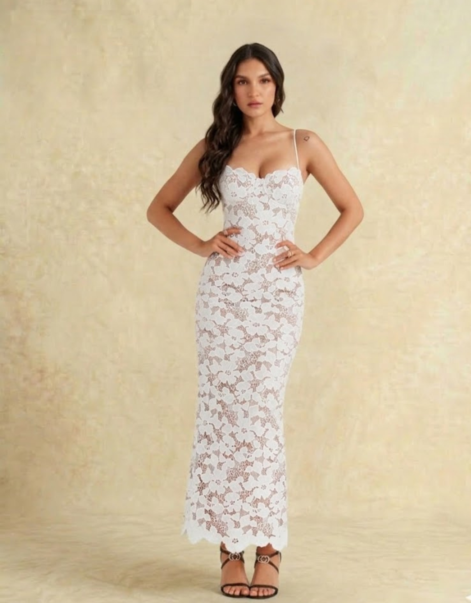 Robe Longue Élégante en Dentelle Blanche