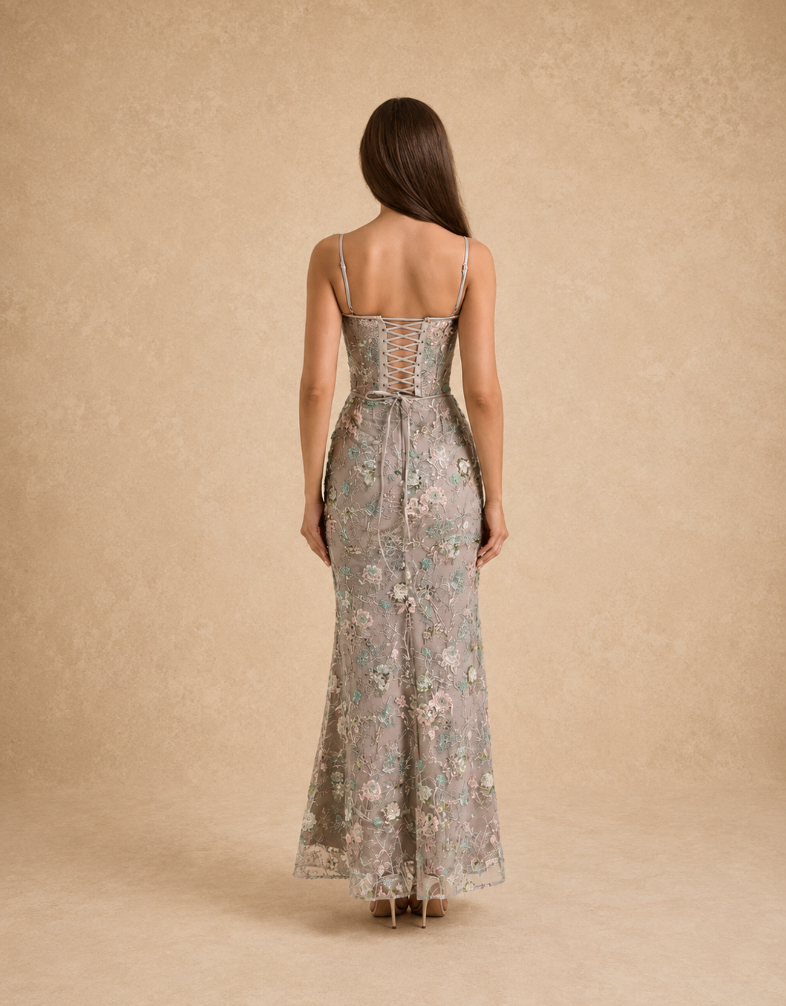 Détails de dos de la femme robe longue Fondelier, avec corsage floral et jambes fluides