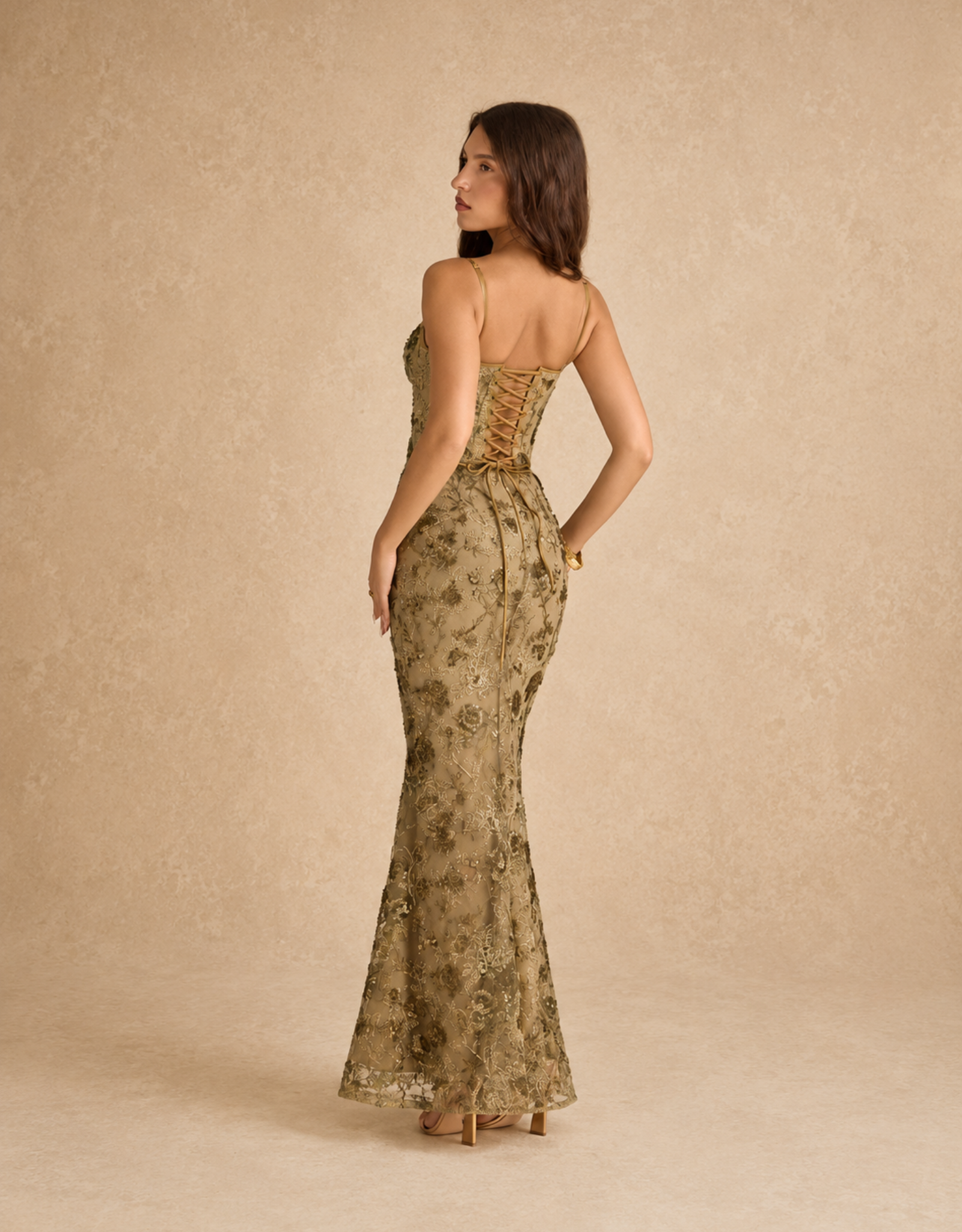 Femme robe longue Fondelier en dentelle marron, élégante et moulante, vue de dos